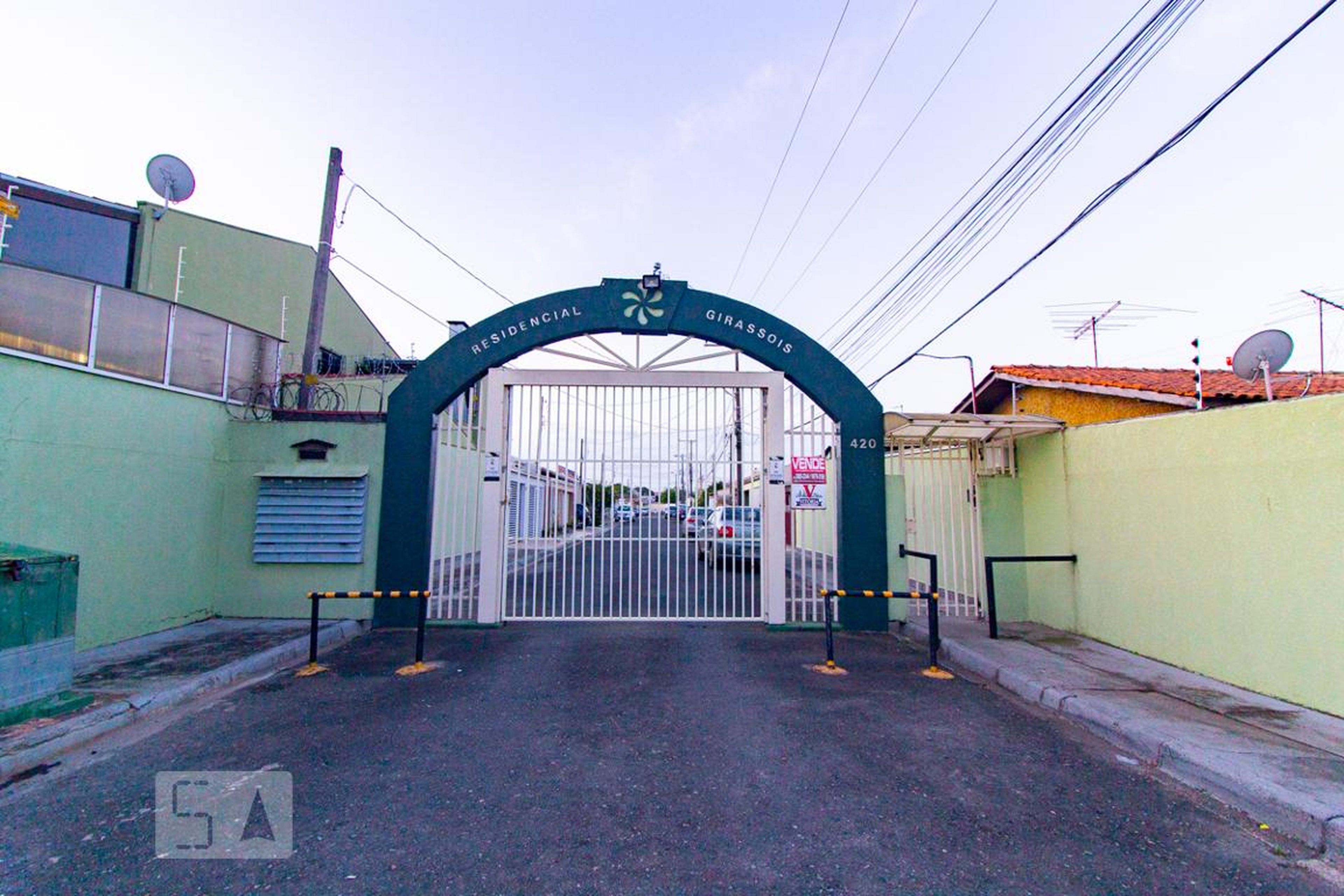 Fachada do Condomínio Condomínio em Rua Professora Edmee Neal Algouver, 420