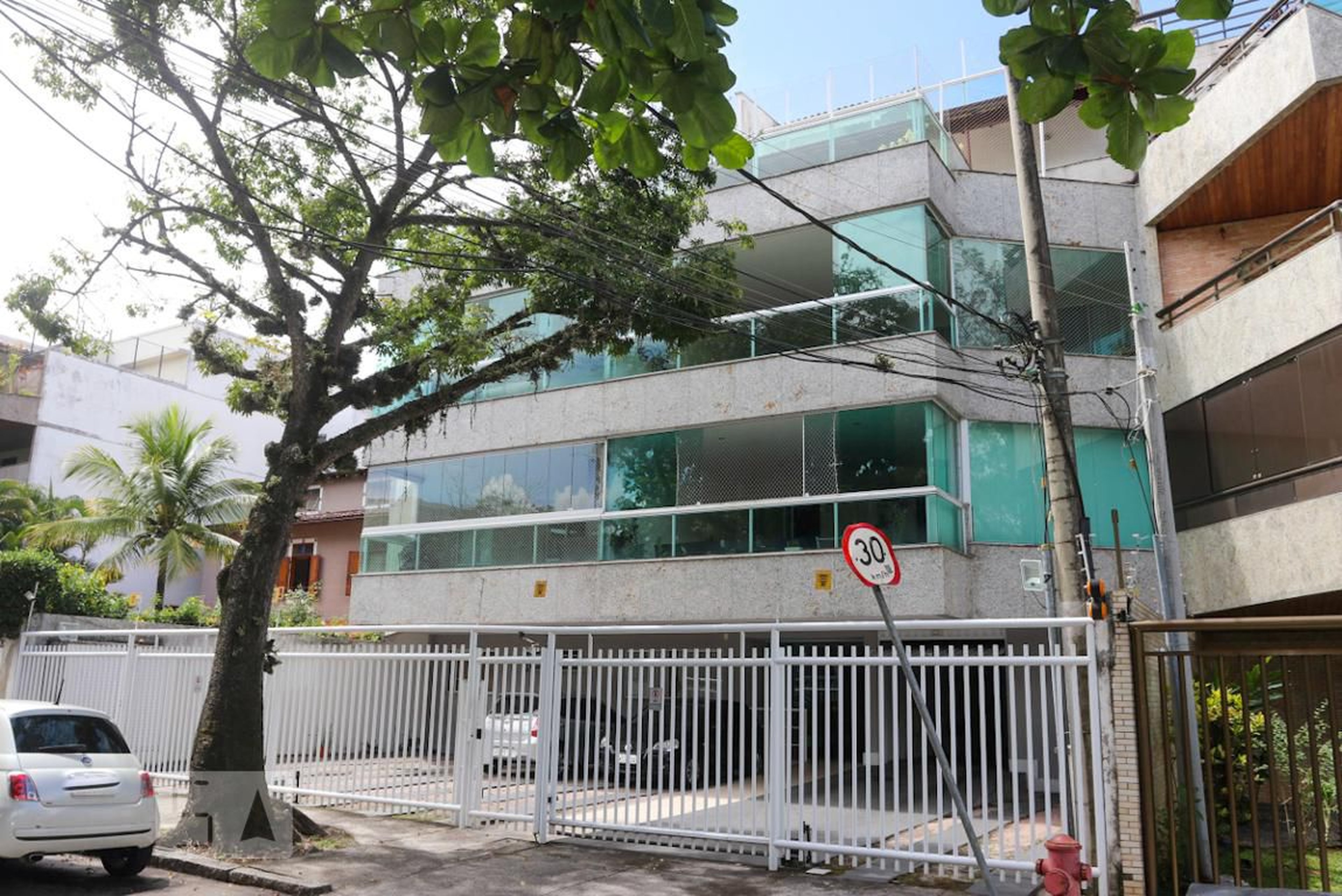 Fachada Condomínio em Rua Guilherme Baptista, 951