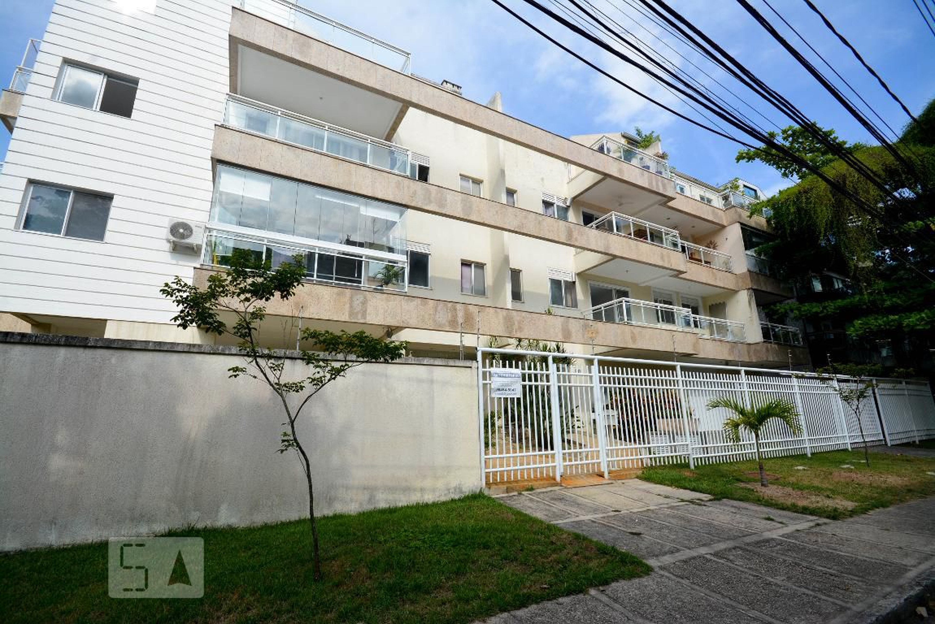 Fachada Condomínio em Rua Leiloeiro Ernani Mello, 50