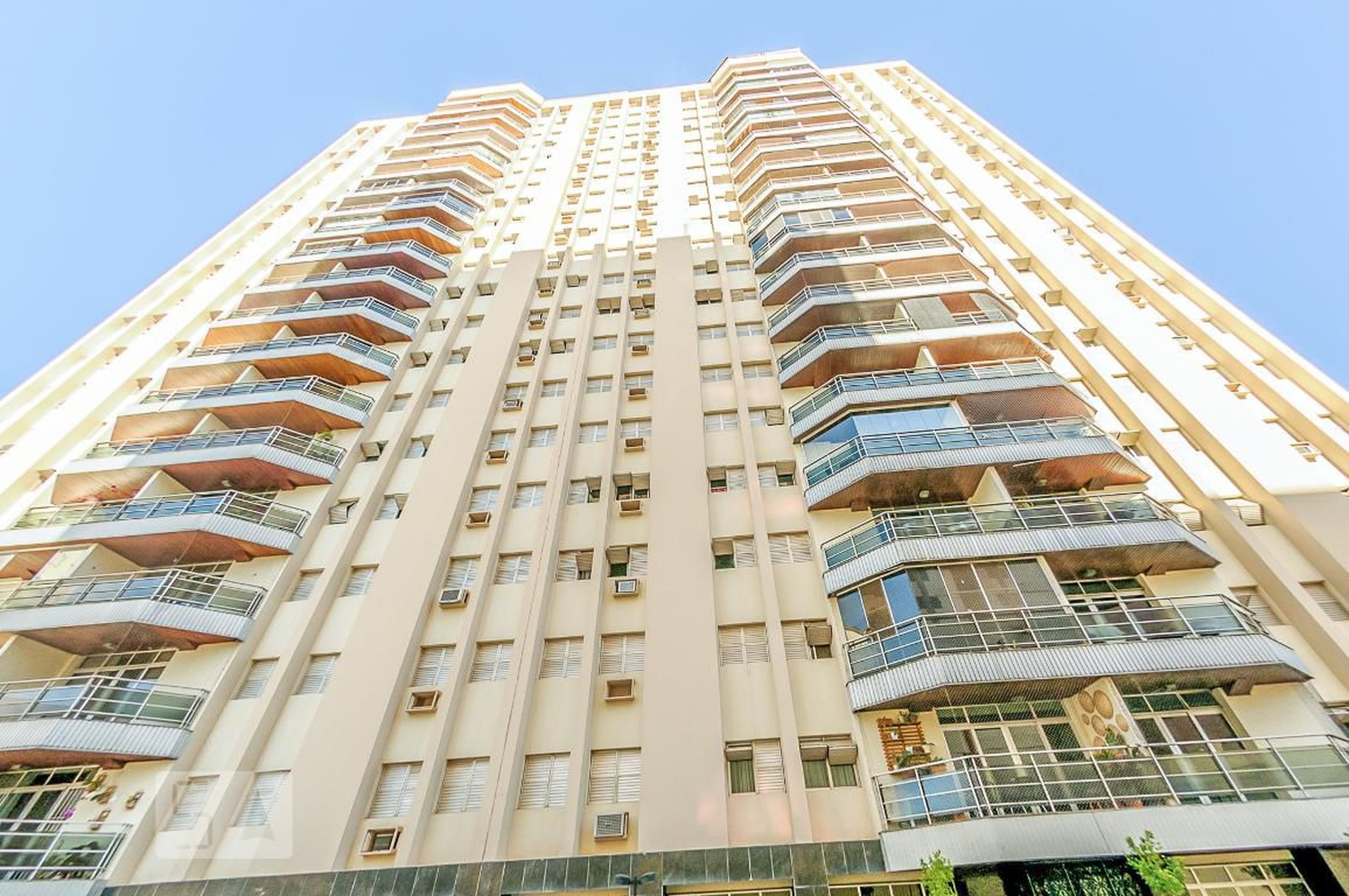 Fachada do Prédio Condomínio em Rua Ferreira Penteado, 1338