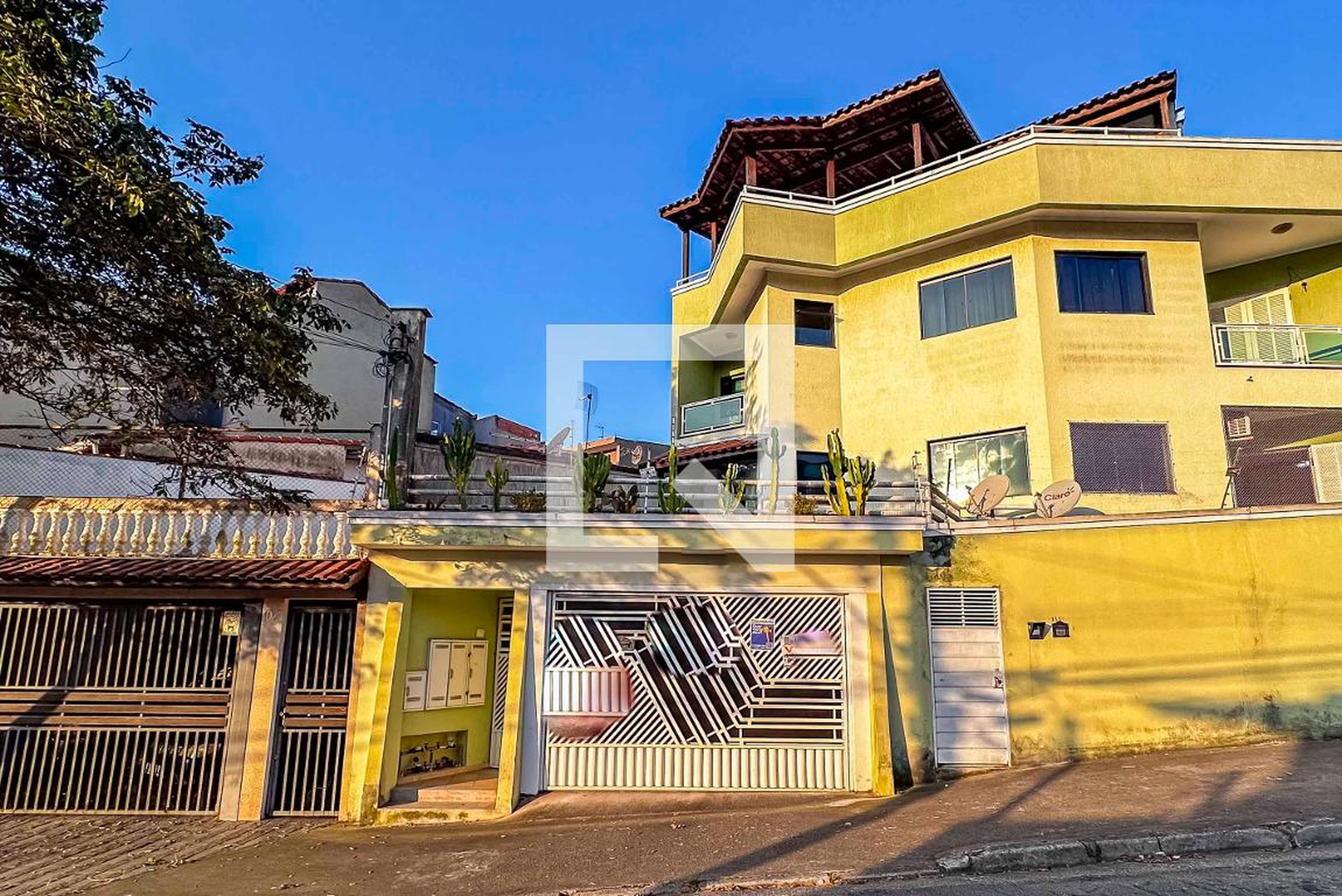 Fachada Condomínio em Rua Euclídes Menato, 111
