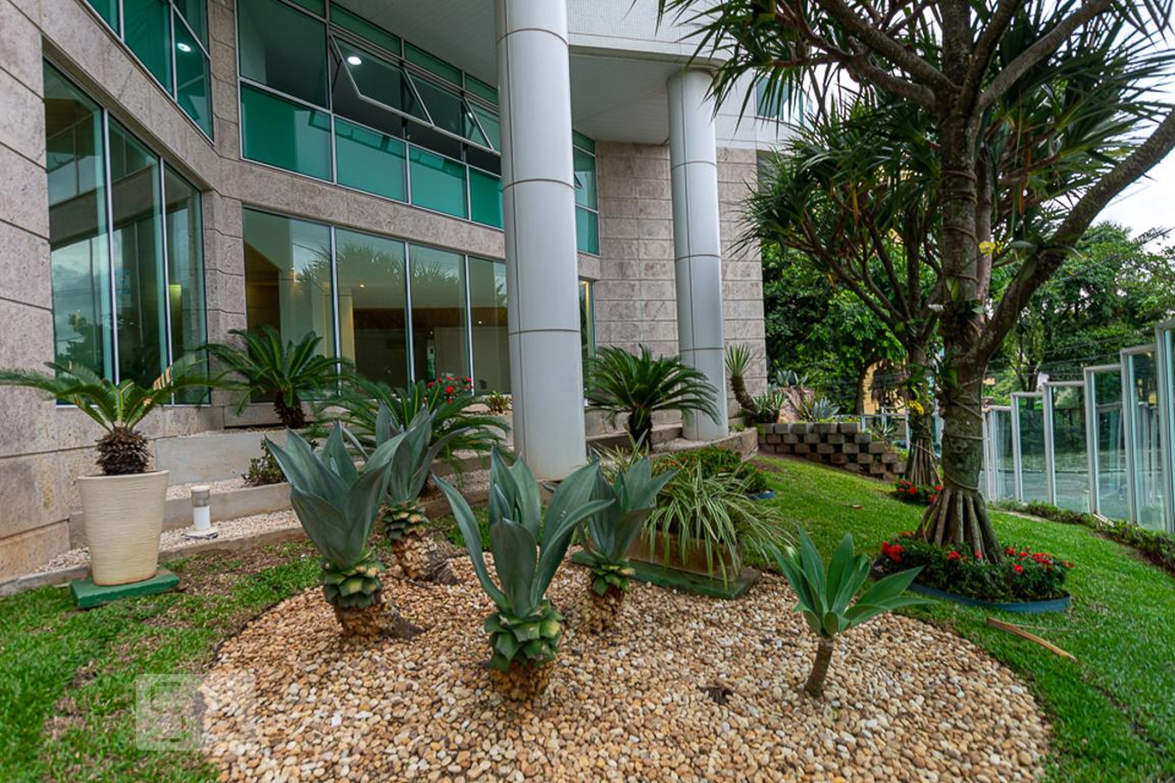 Entrada do prédio Condomínio em Rua Roberto Rowley Mendes, 100