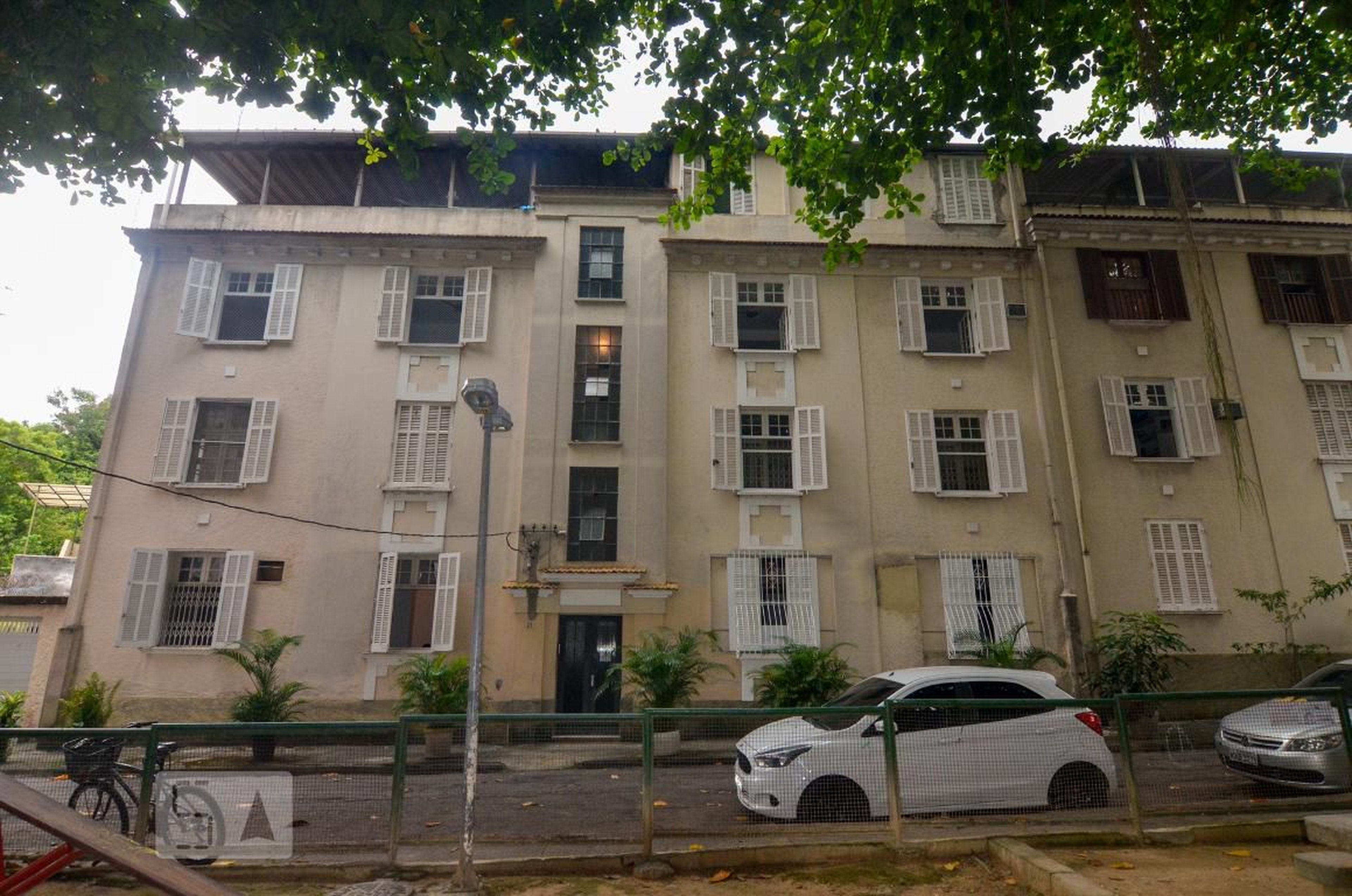 Fachada Condomínio em Rua Píres de Almeida, 41