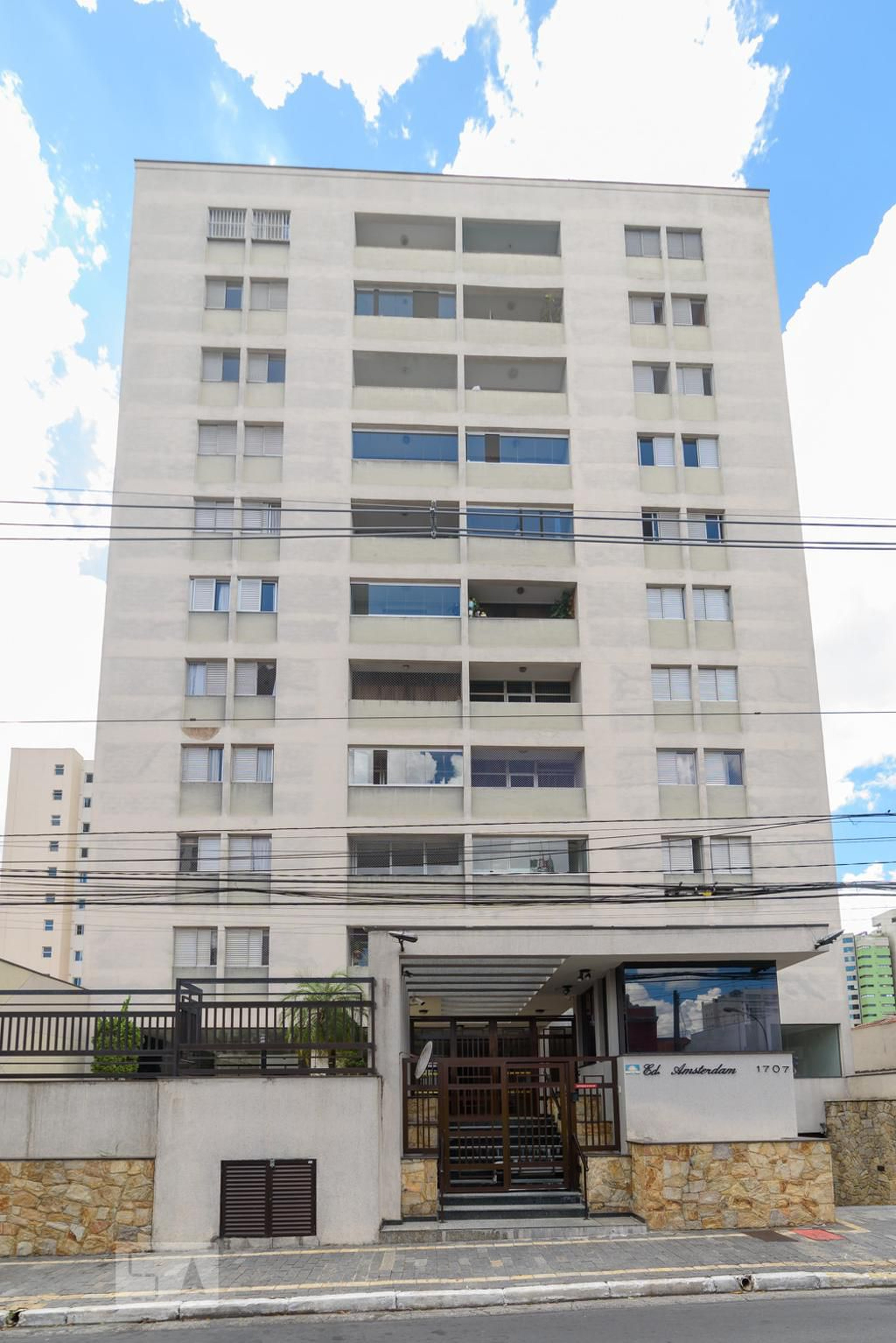Fachada do Prédio Condomínio Amsterdan