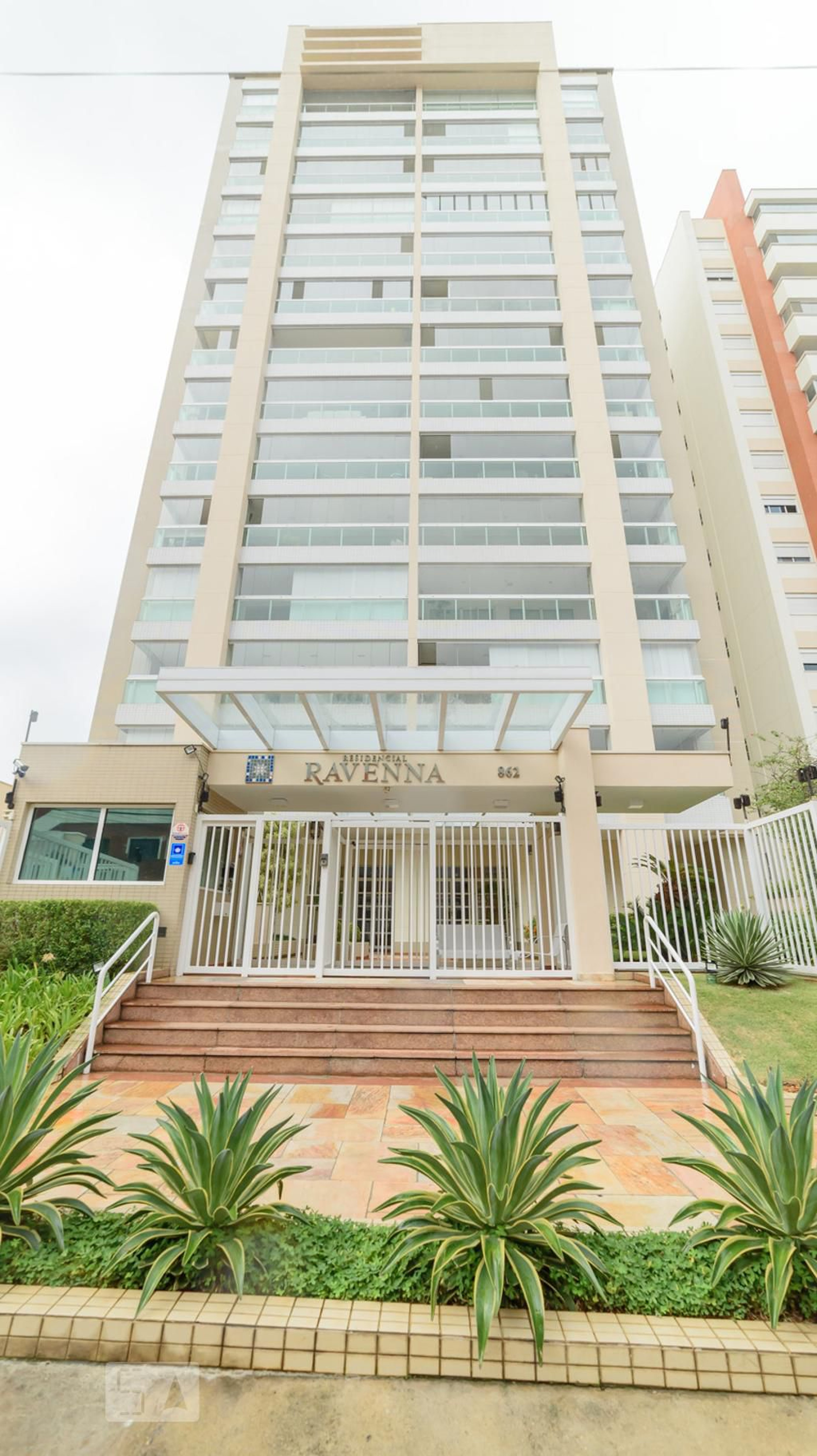 Fachada do Condomínio Condomínio Ravena