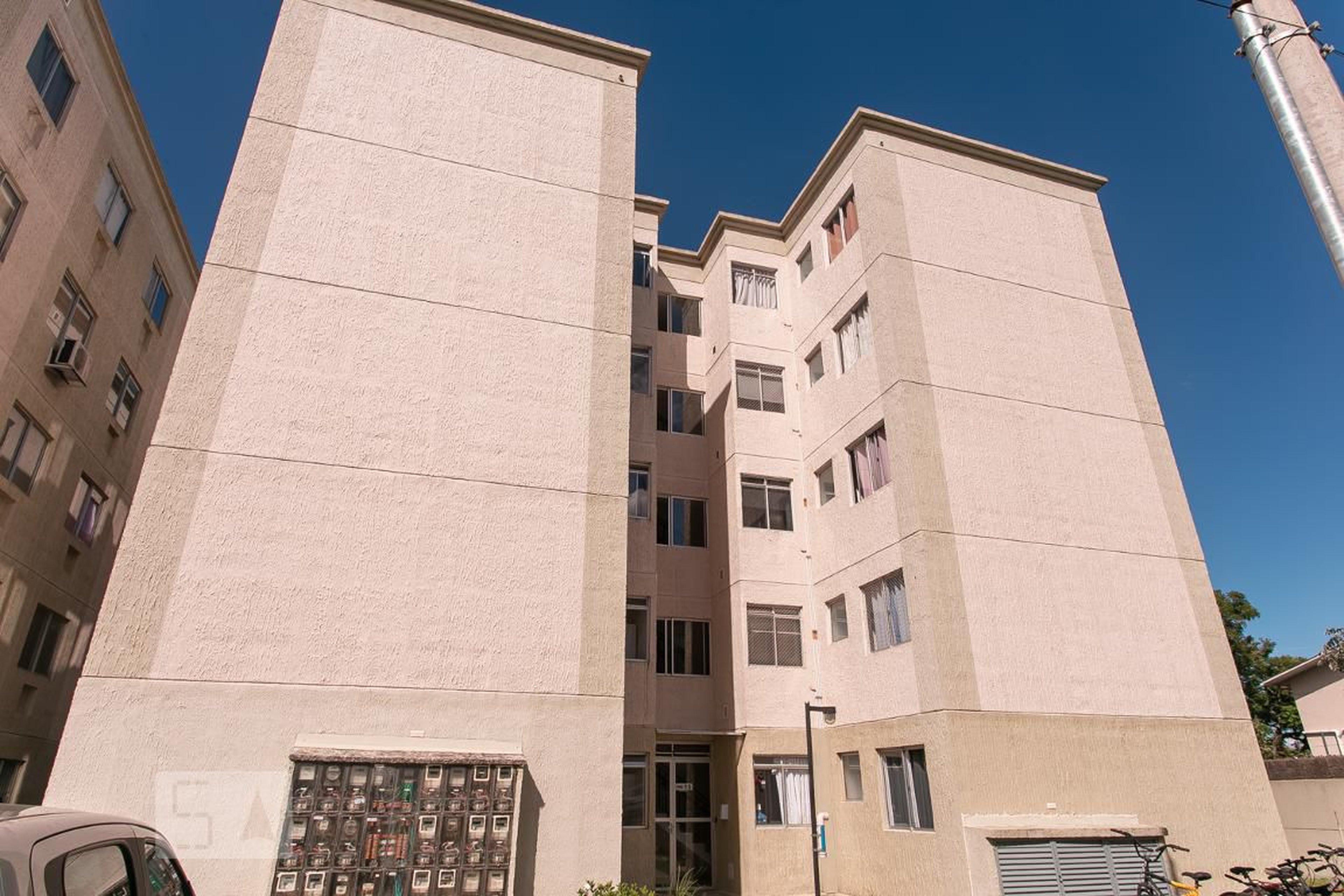 Fachada Condomínio em Rua Família Gonçalves Carneiro, 124