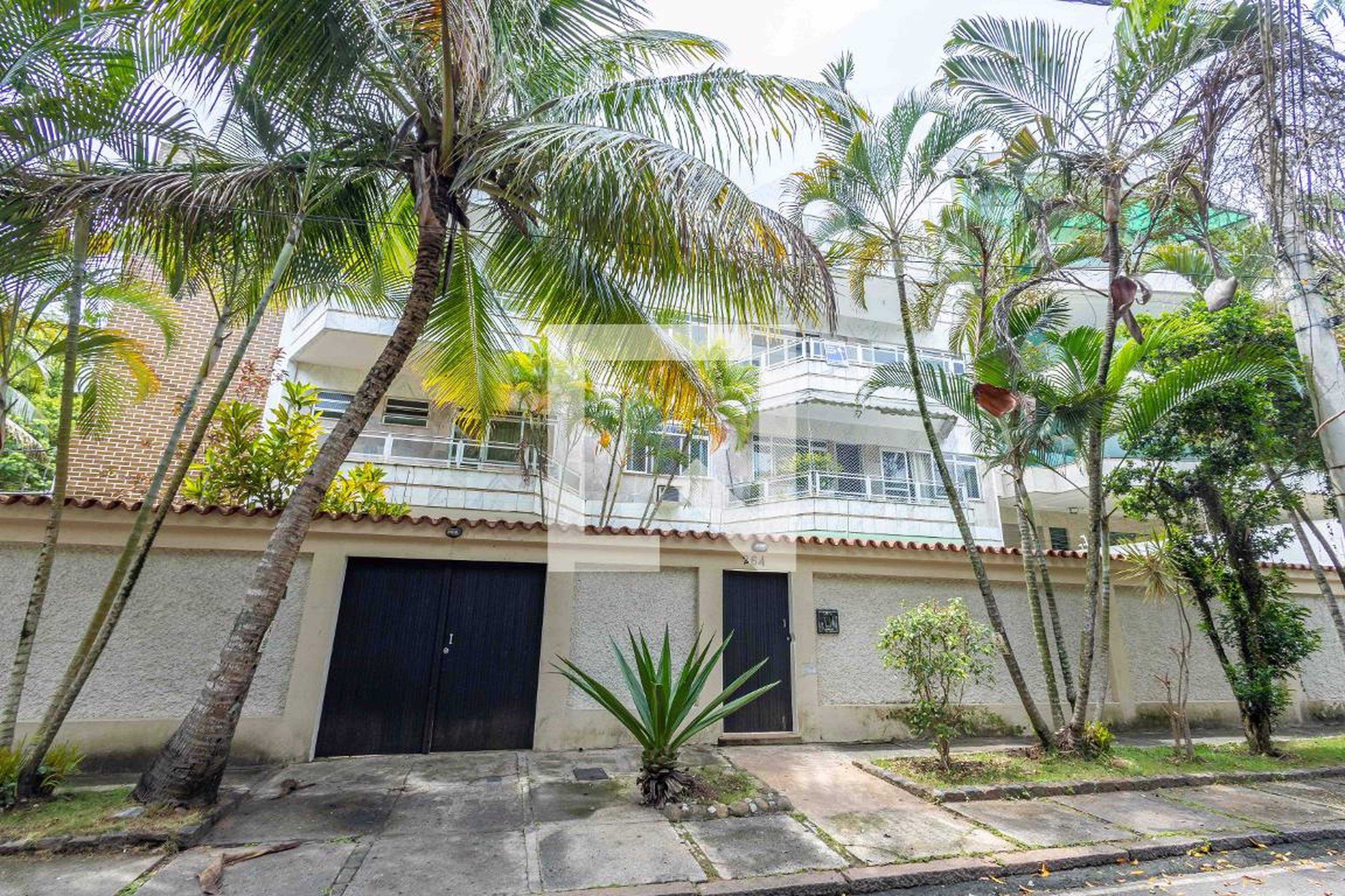 Fachada Condomínio em Rua Professor Hermes Lima, 264