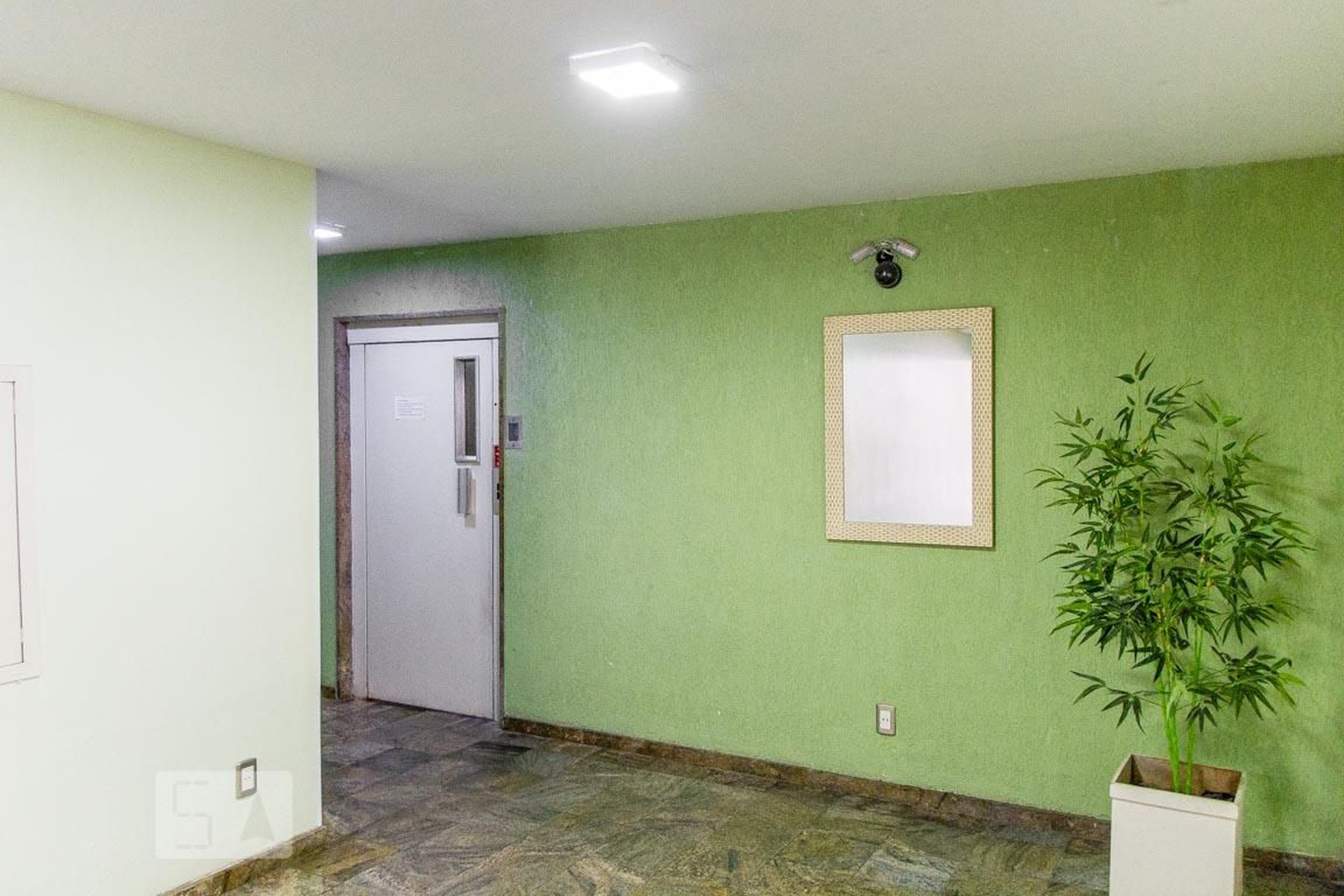Hall de Entrada Condomínio em Estrada da Bica, 443