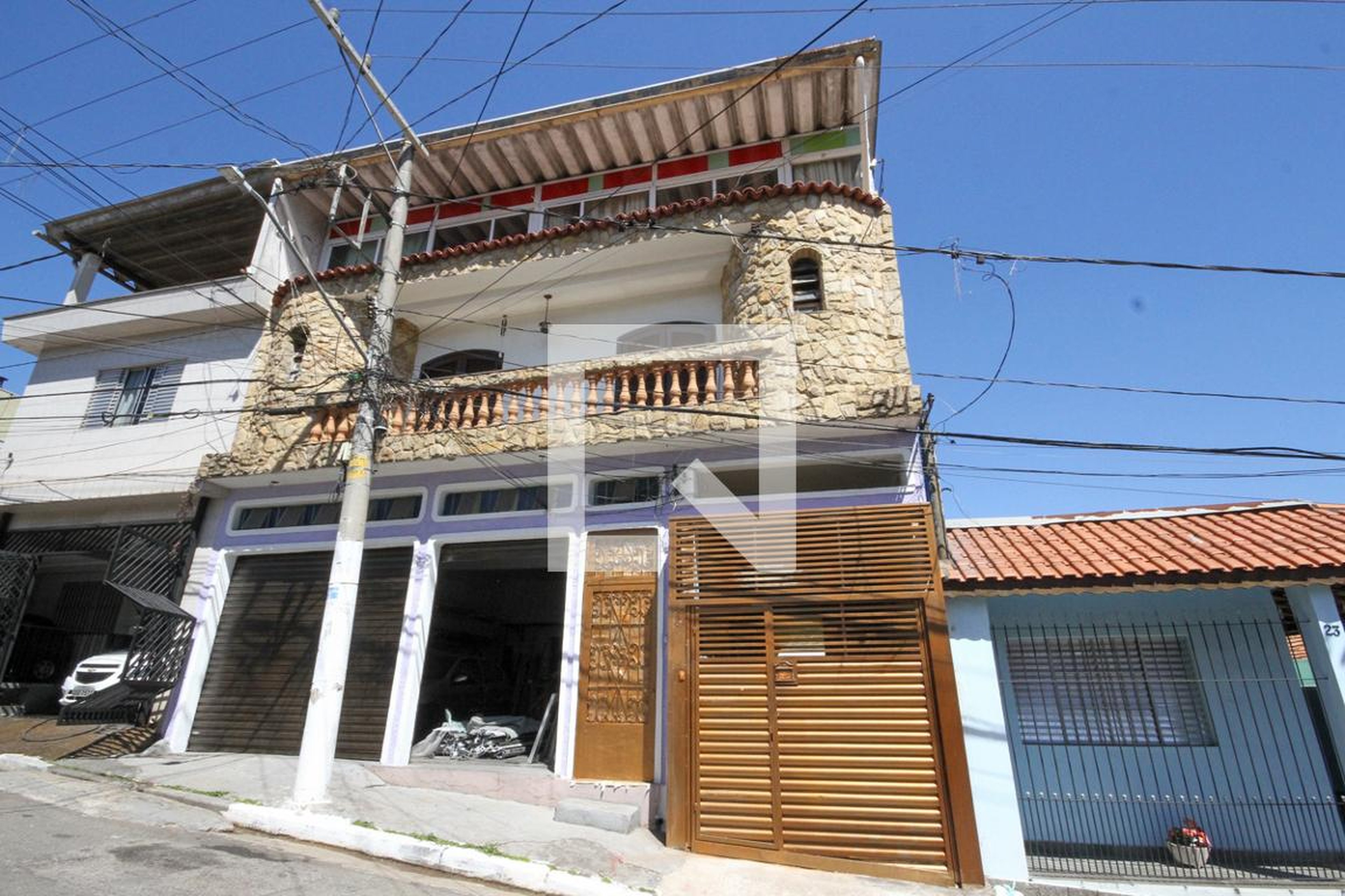 Fachada Condomínio em Rua General Oscar Carvalho, 22