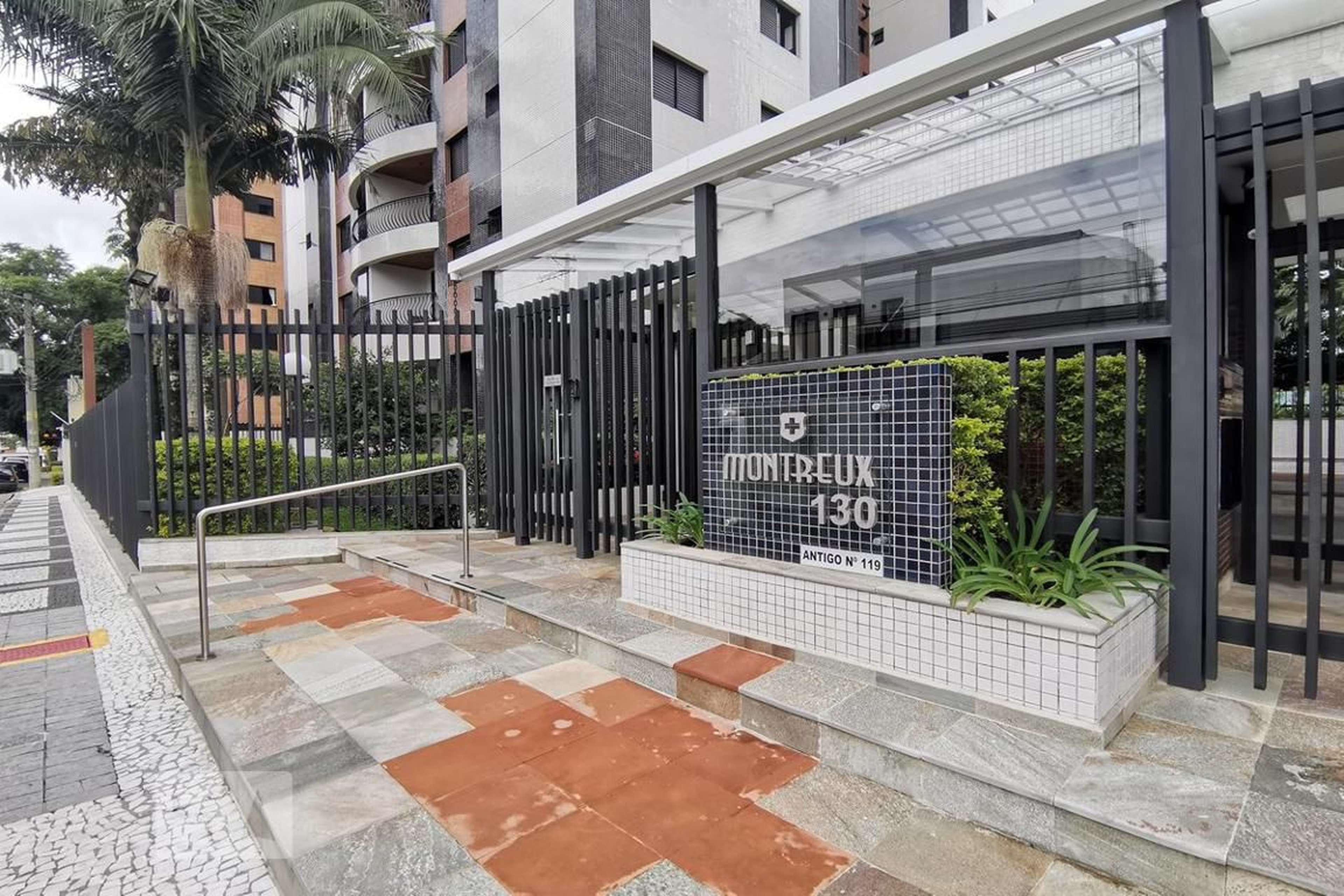 Fachada do Condomínio Condomínio Montreaux