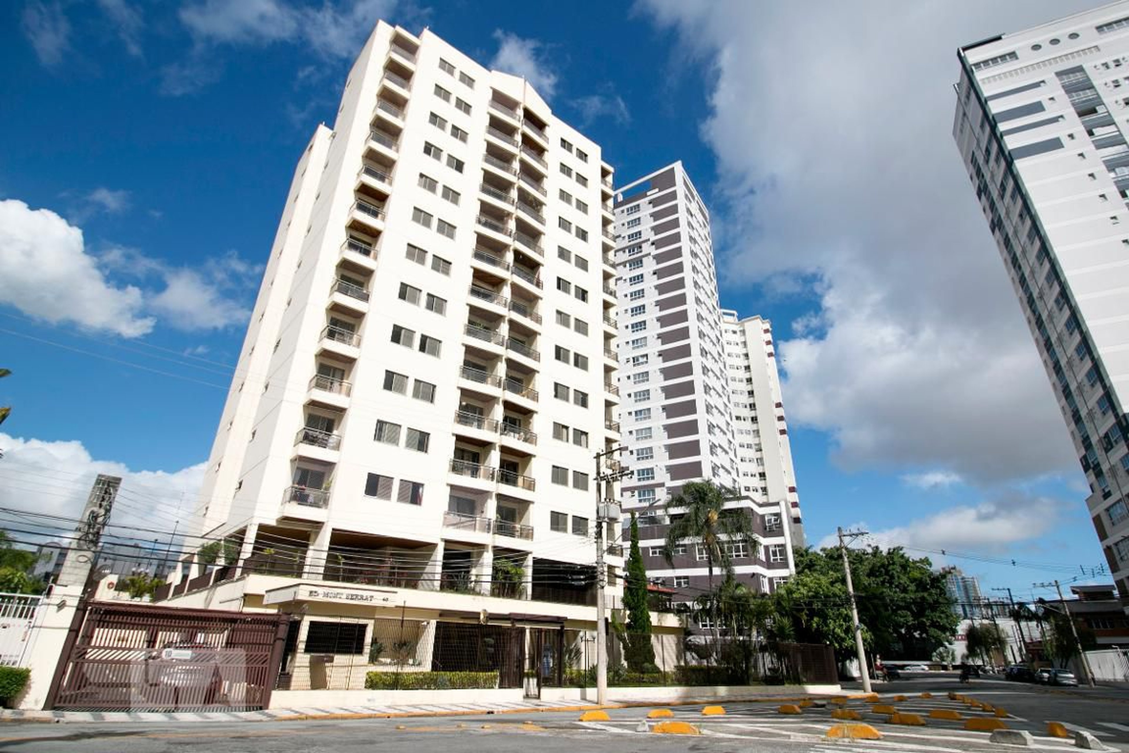 Fachada do Prédio Condomínio Mont Serrat