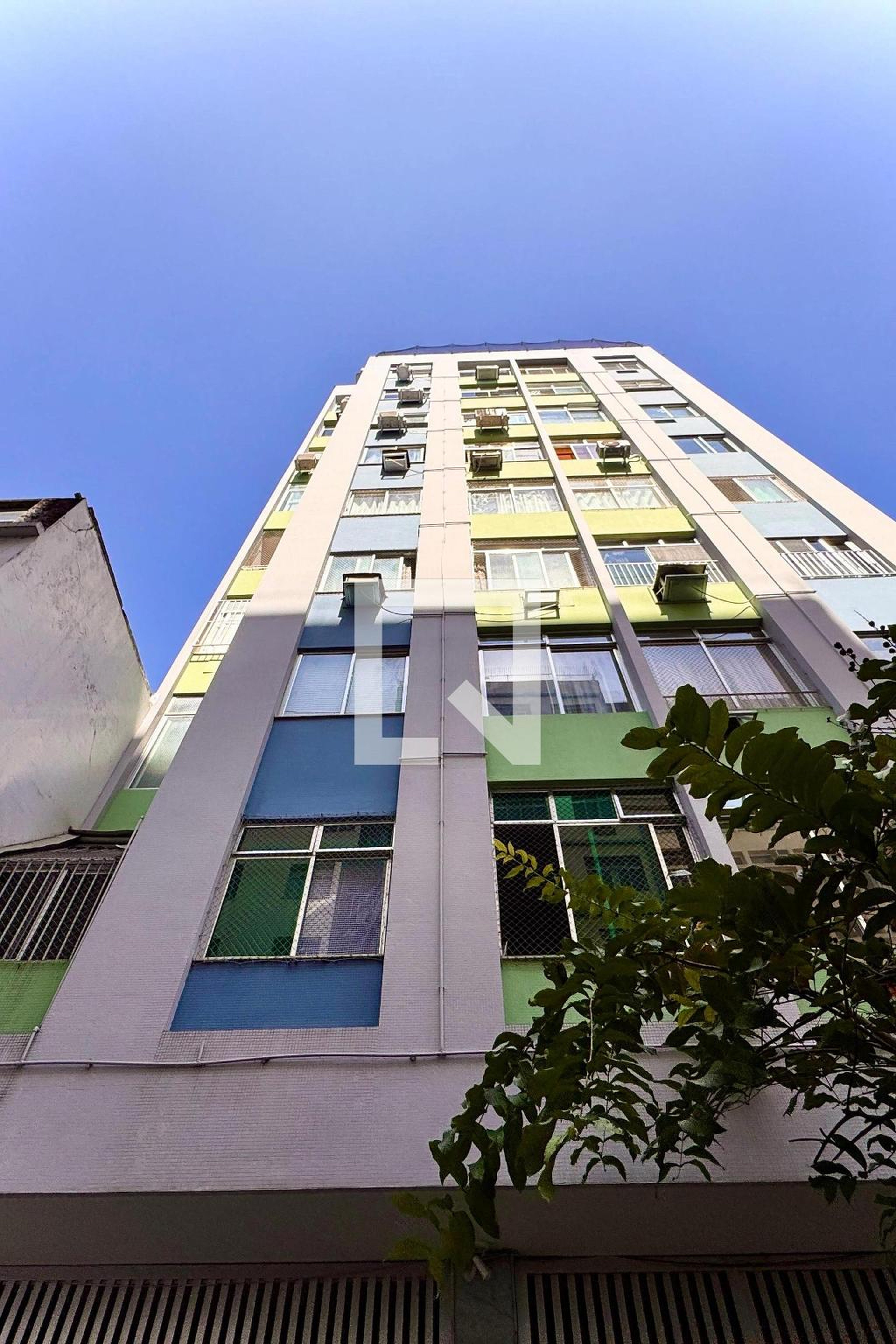 Fachada Condomínio em Rua Correia Dutra, 147