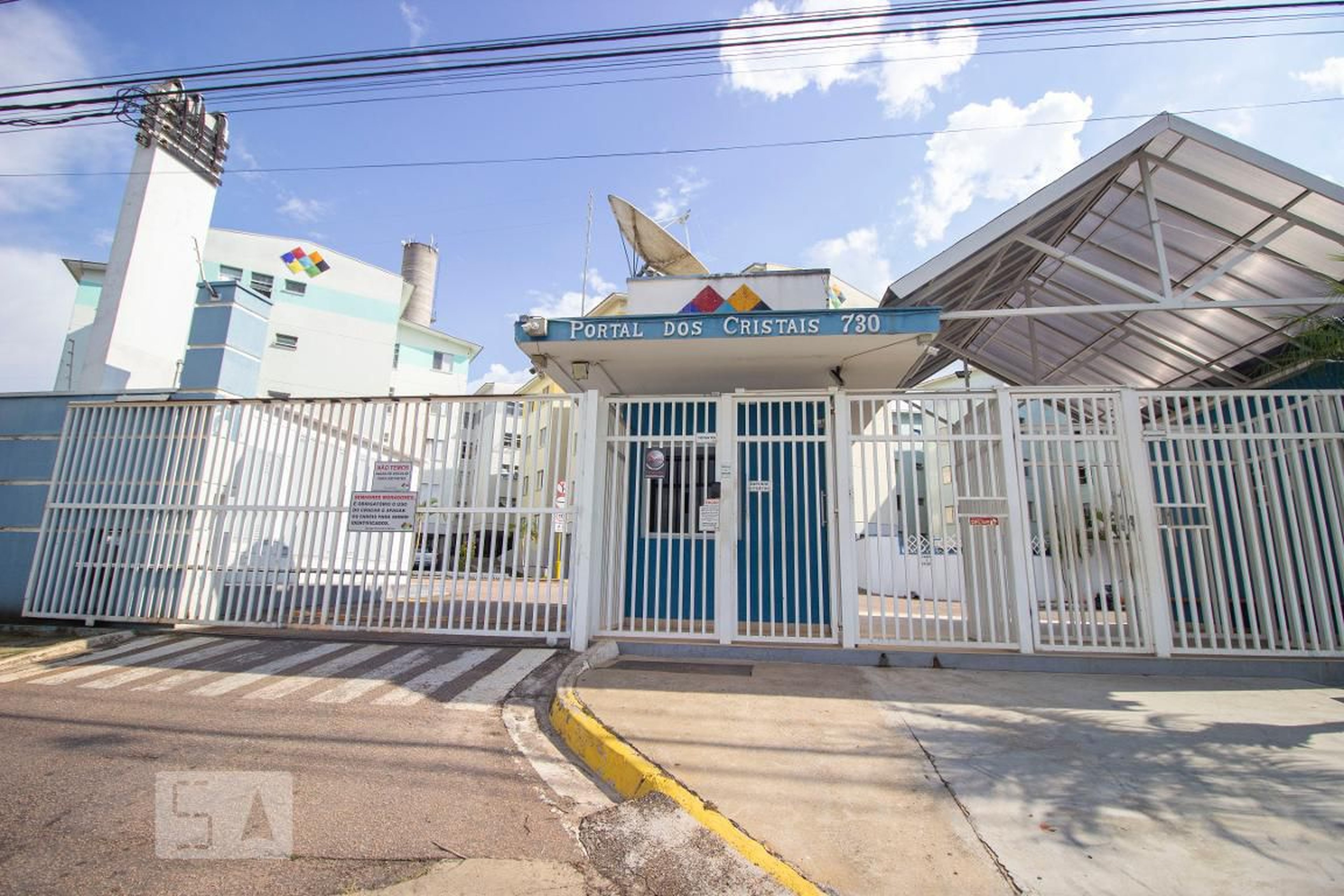 Fachada do Condomínio Condomínio Portal dos Cristais