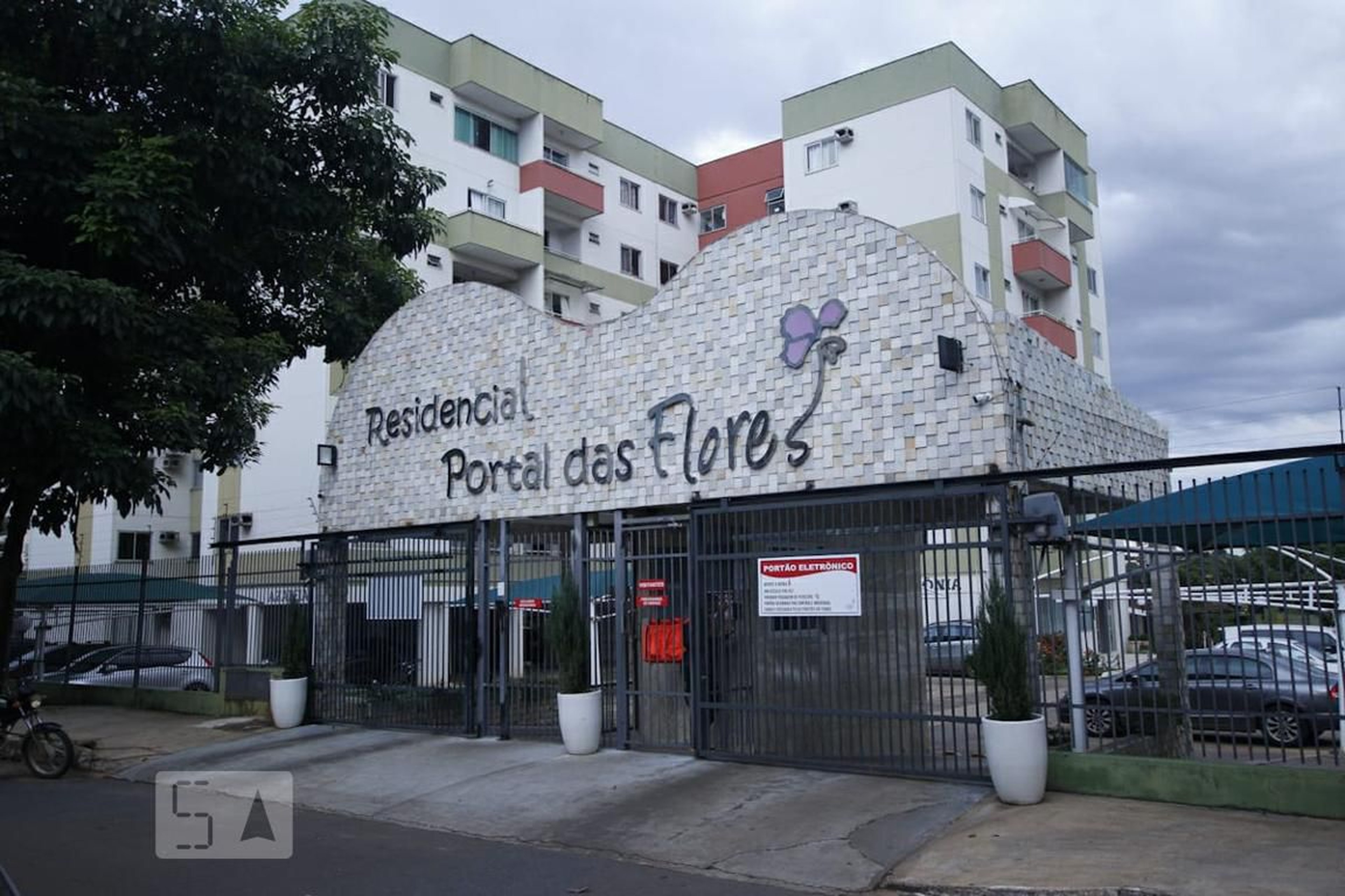 Fachada Condomínio em Rua Egerineu Teixeira, 302