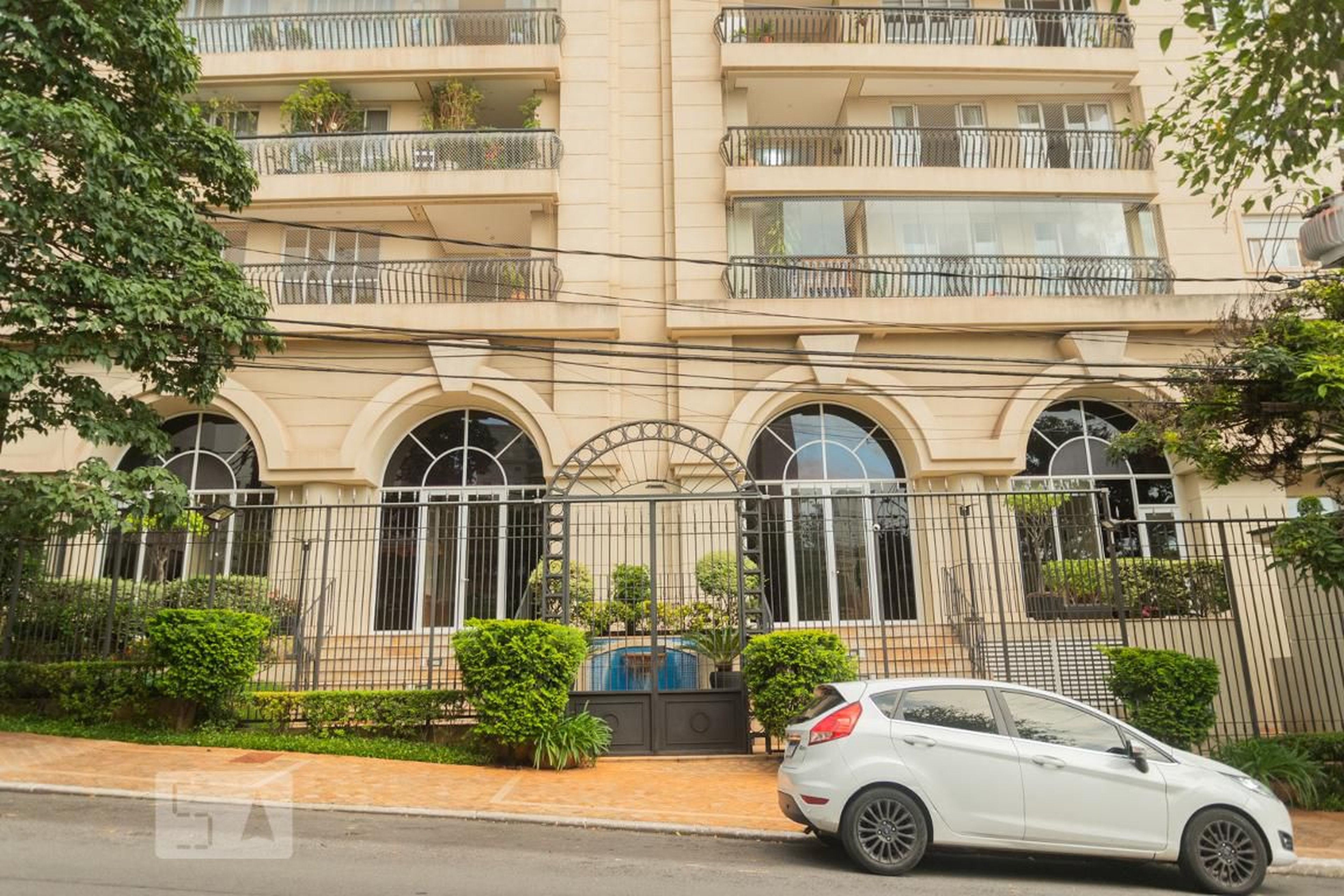 Fachada do Condomínio Condomínio Chateau d Avigon