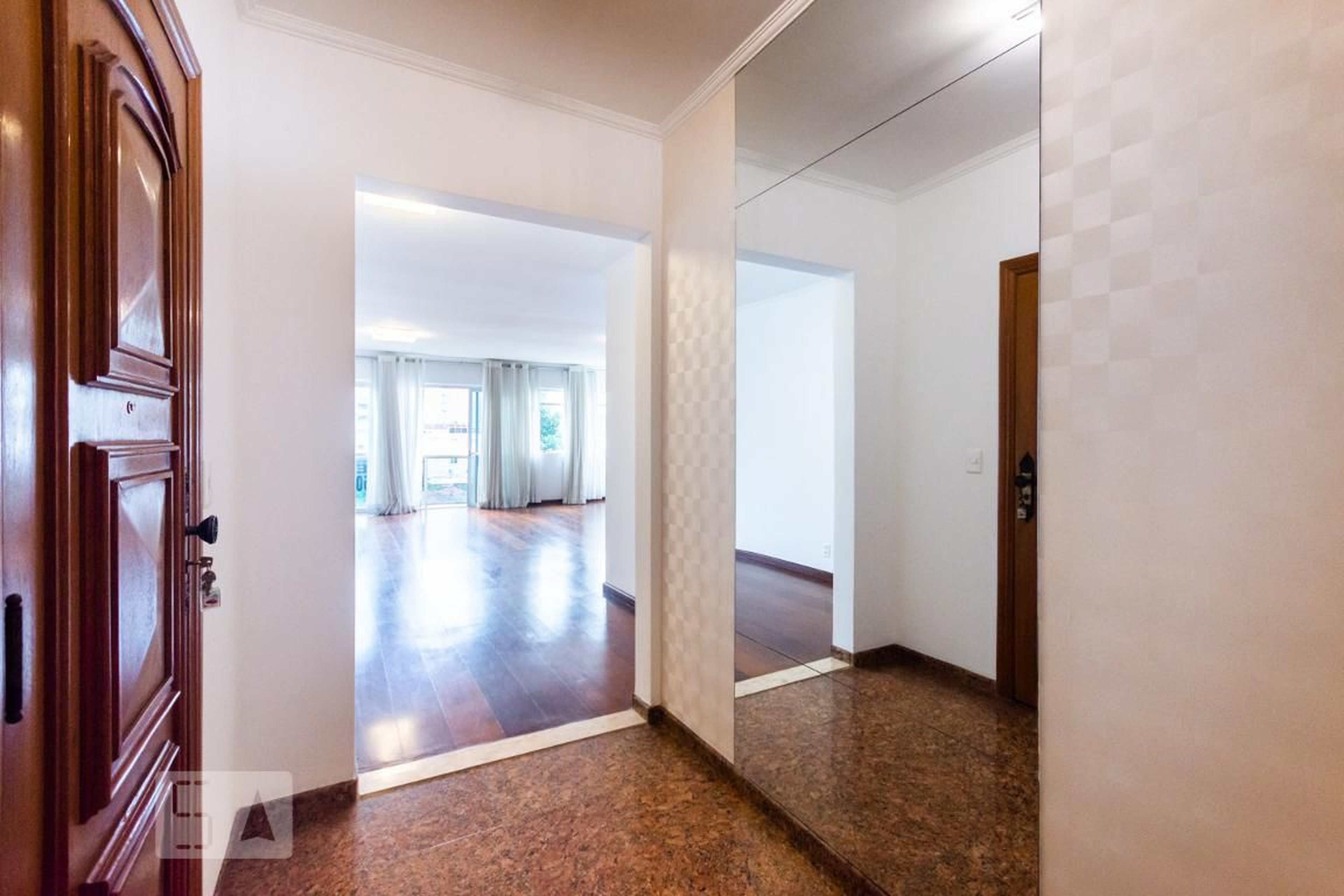 Hall - Emília Farina