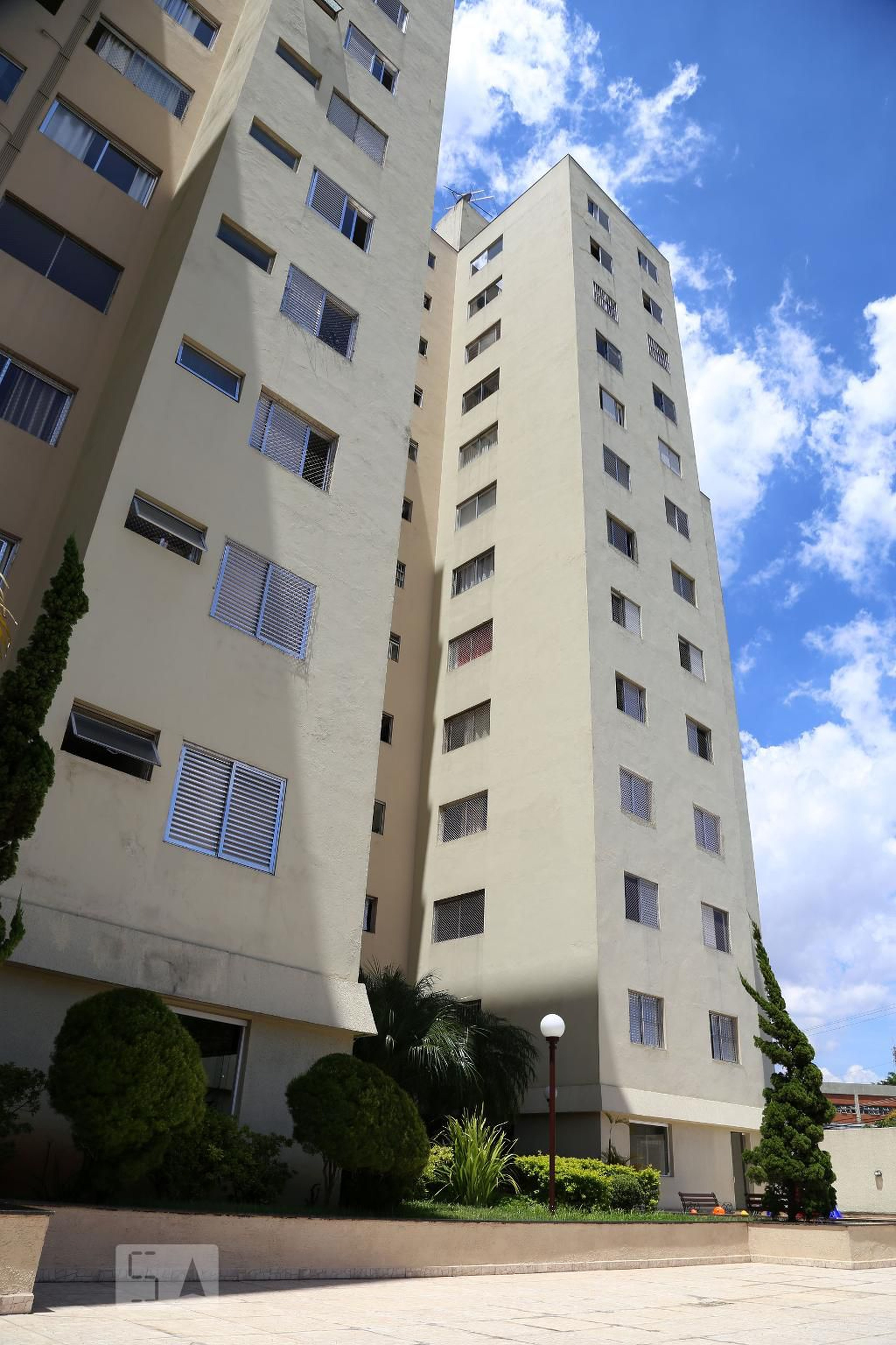 Fachada Condomínio em Praça Miguel Ortega, 50