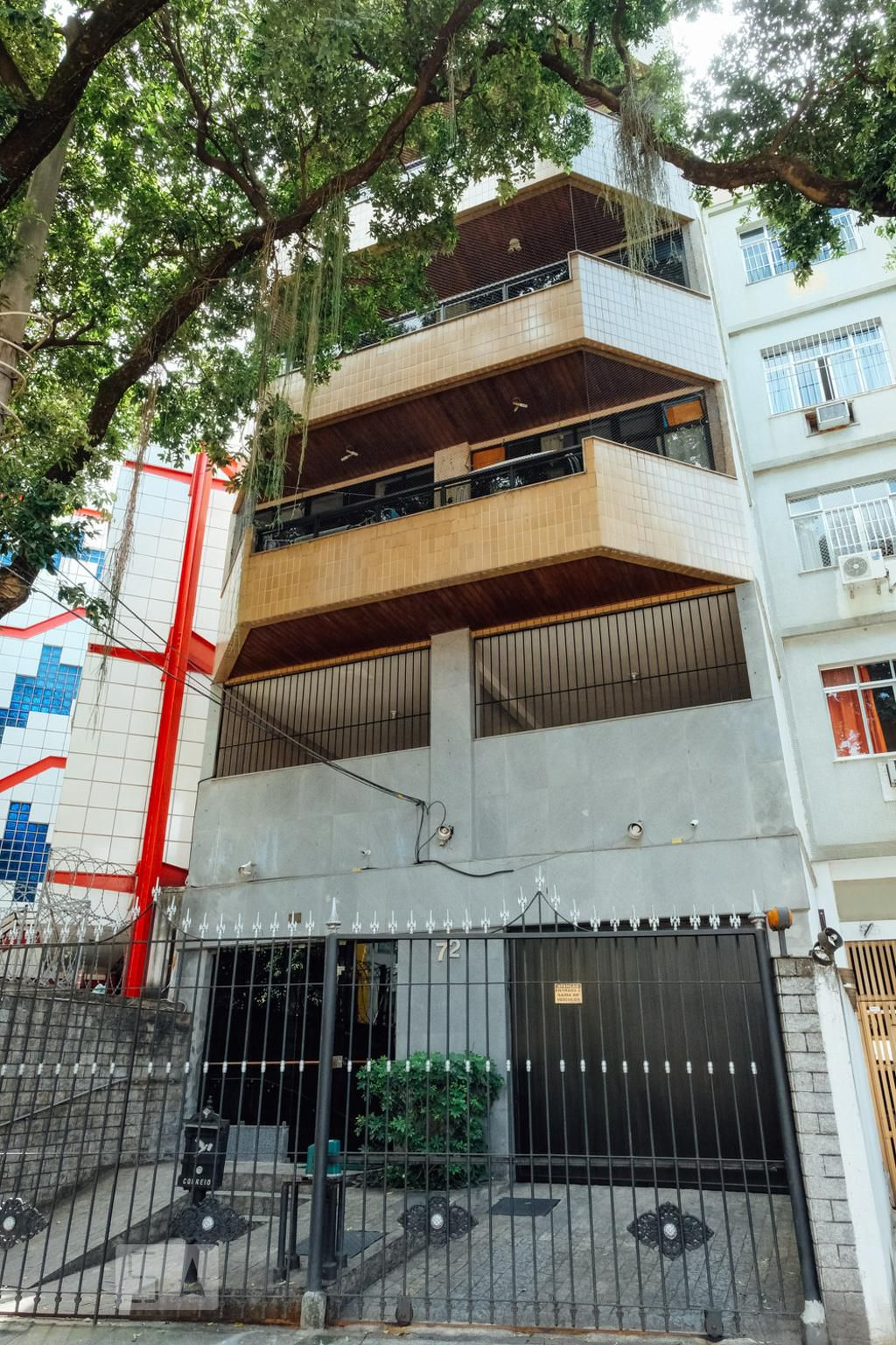 Fachada Condomínio em Rua Alfredo Pinto, 72