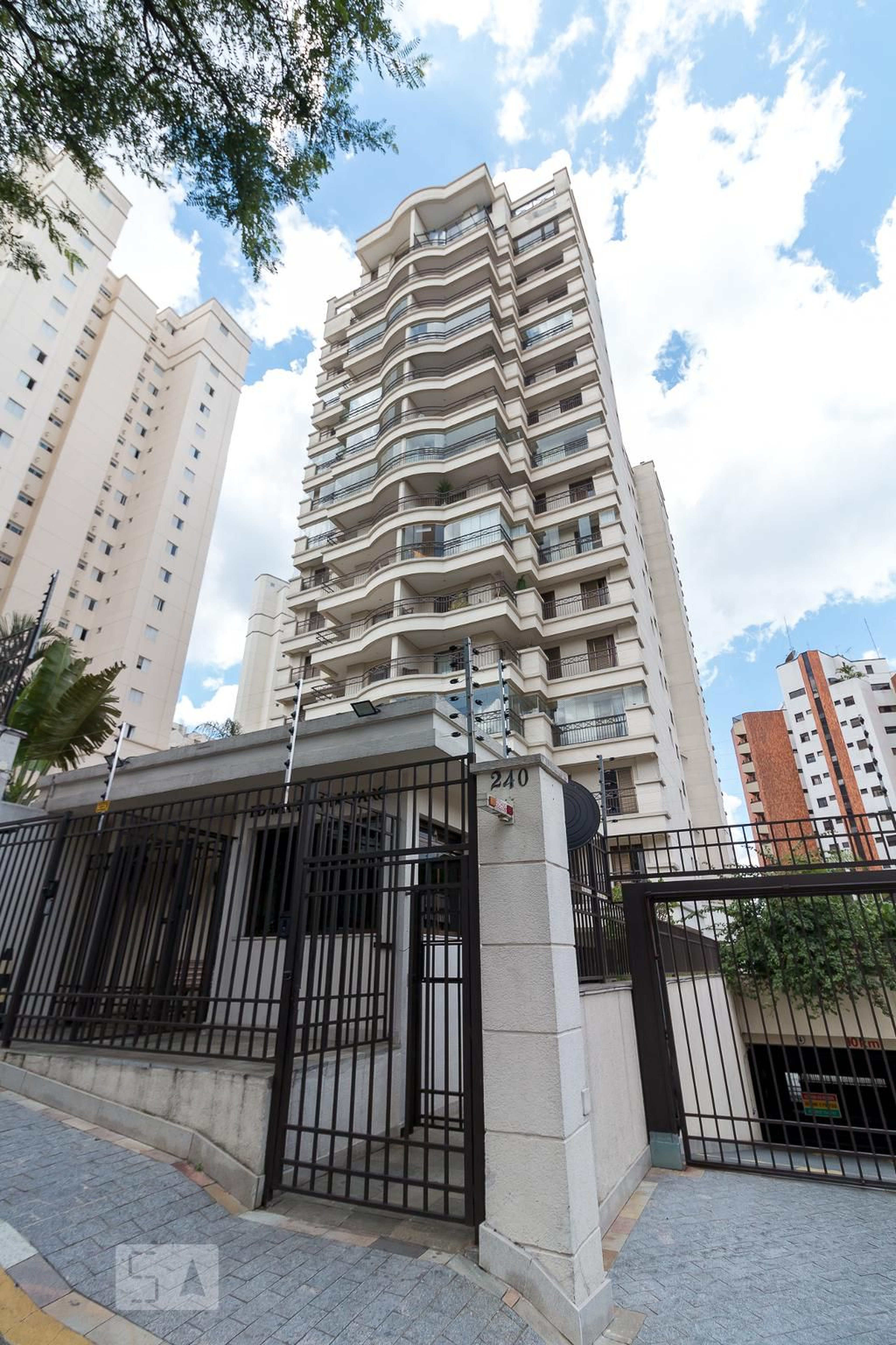 Fachada do prédio Condomínio Maison Du Parc