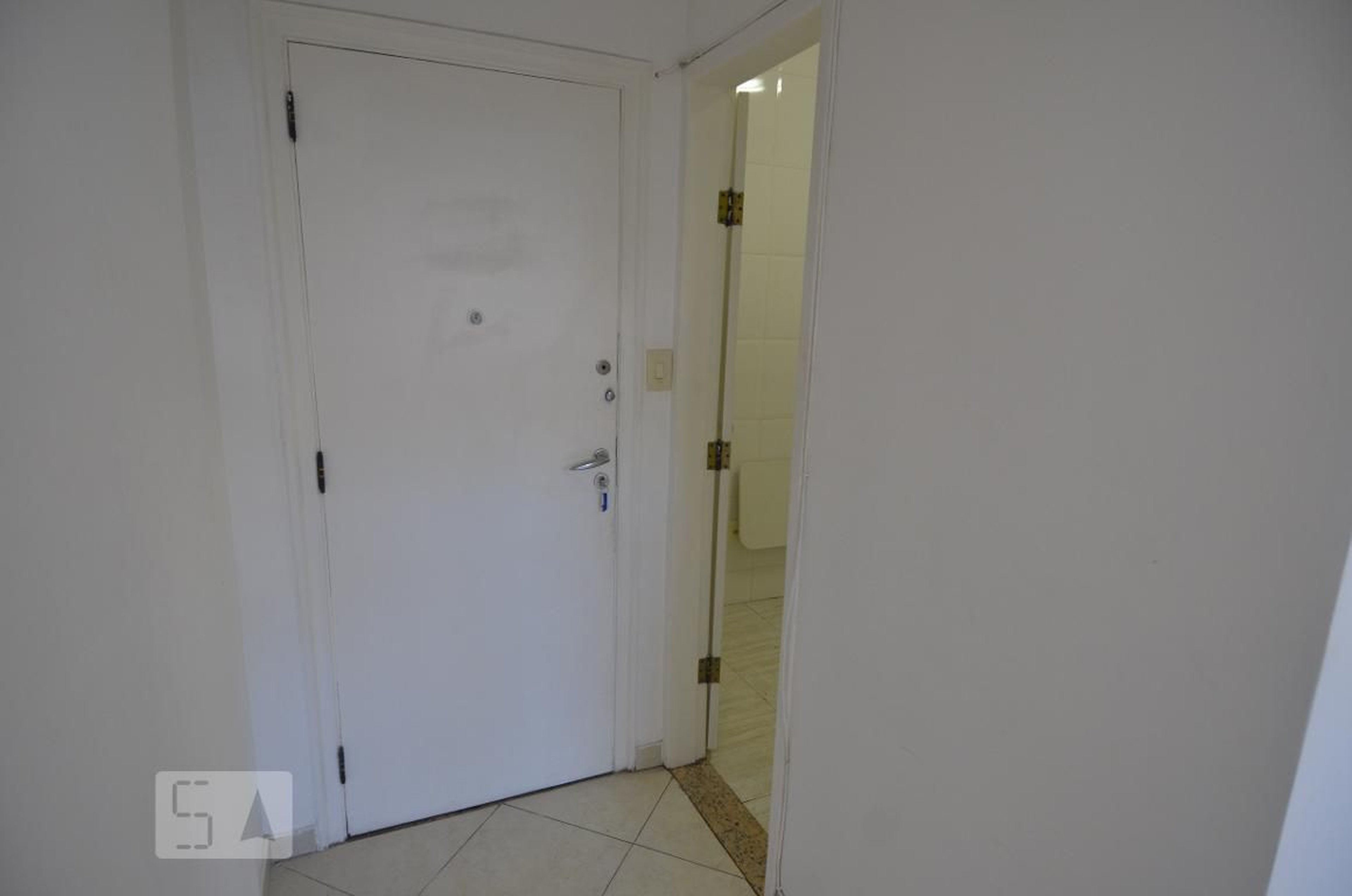 Entrada Condomínio em Rua das Laranjeiras, 475