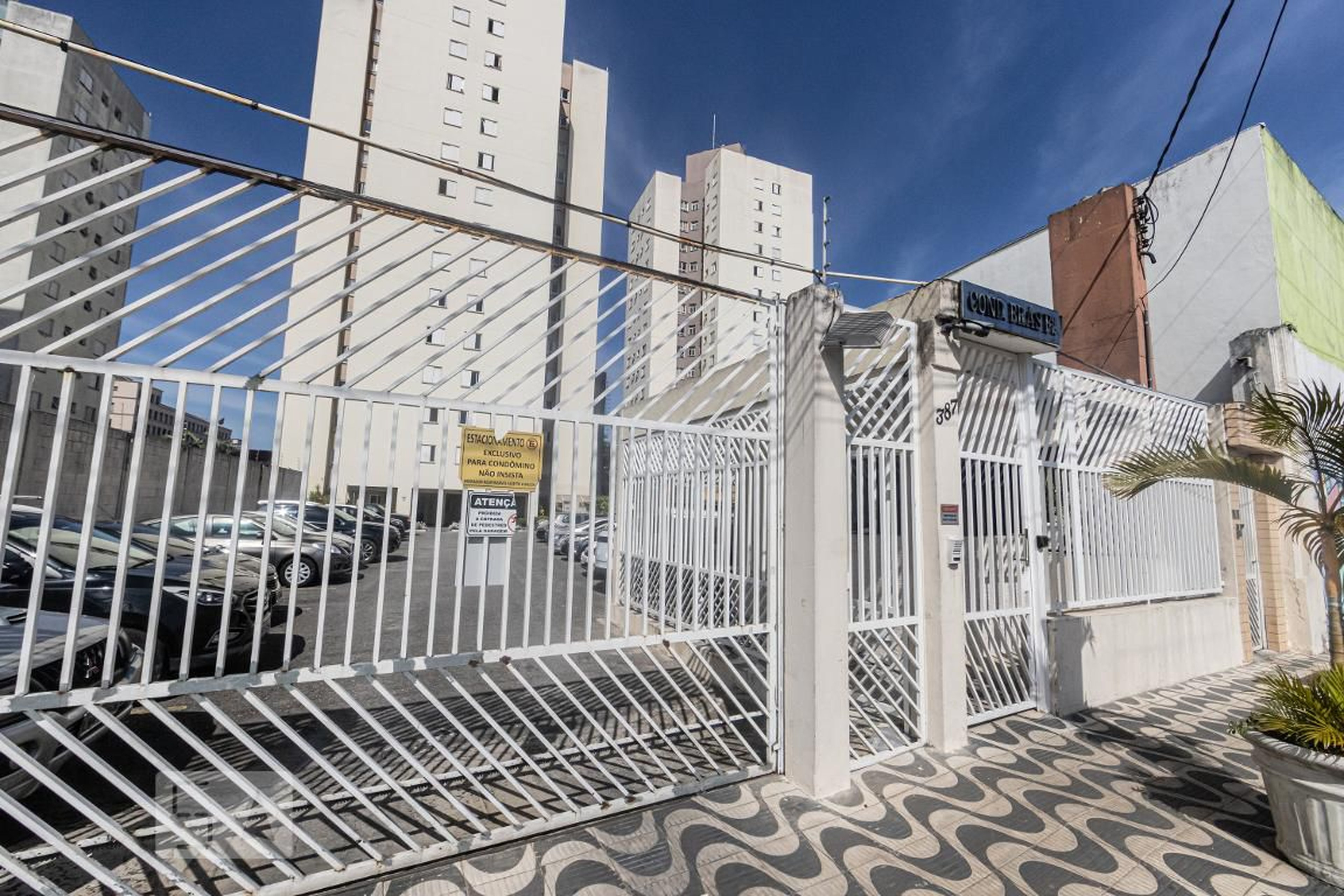 Fachada Condomínio em Rua Coronel Francisco Amaro, 383