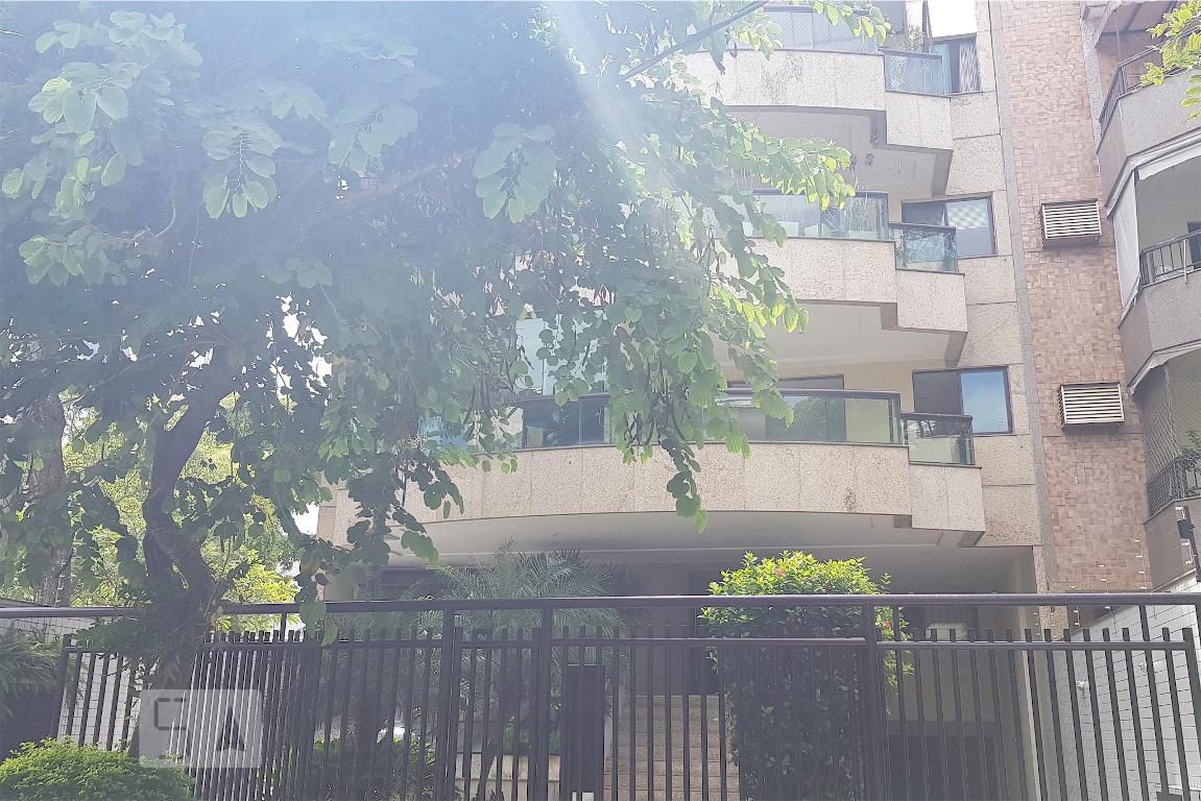 Fachada Condomínio em Rua Armando Coelho de Freitas, 111