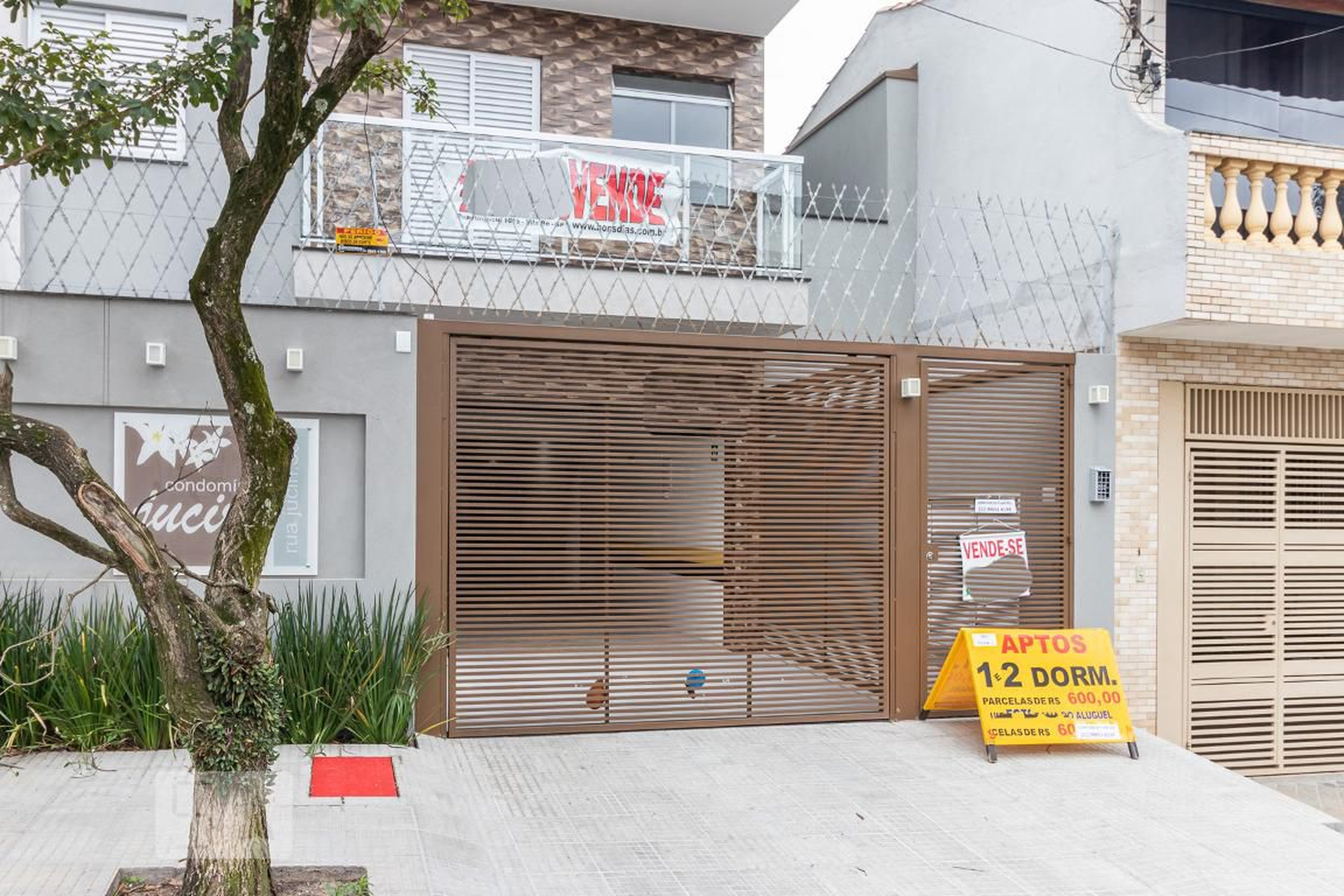 Fachada do Condomínio Condomínio Juciri