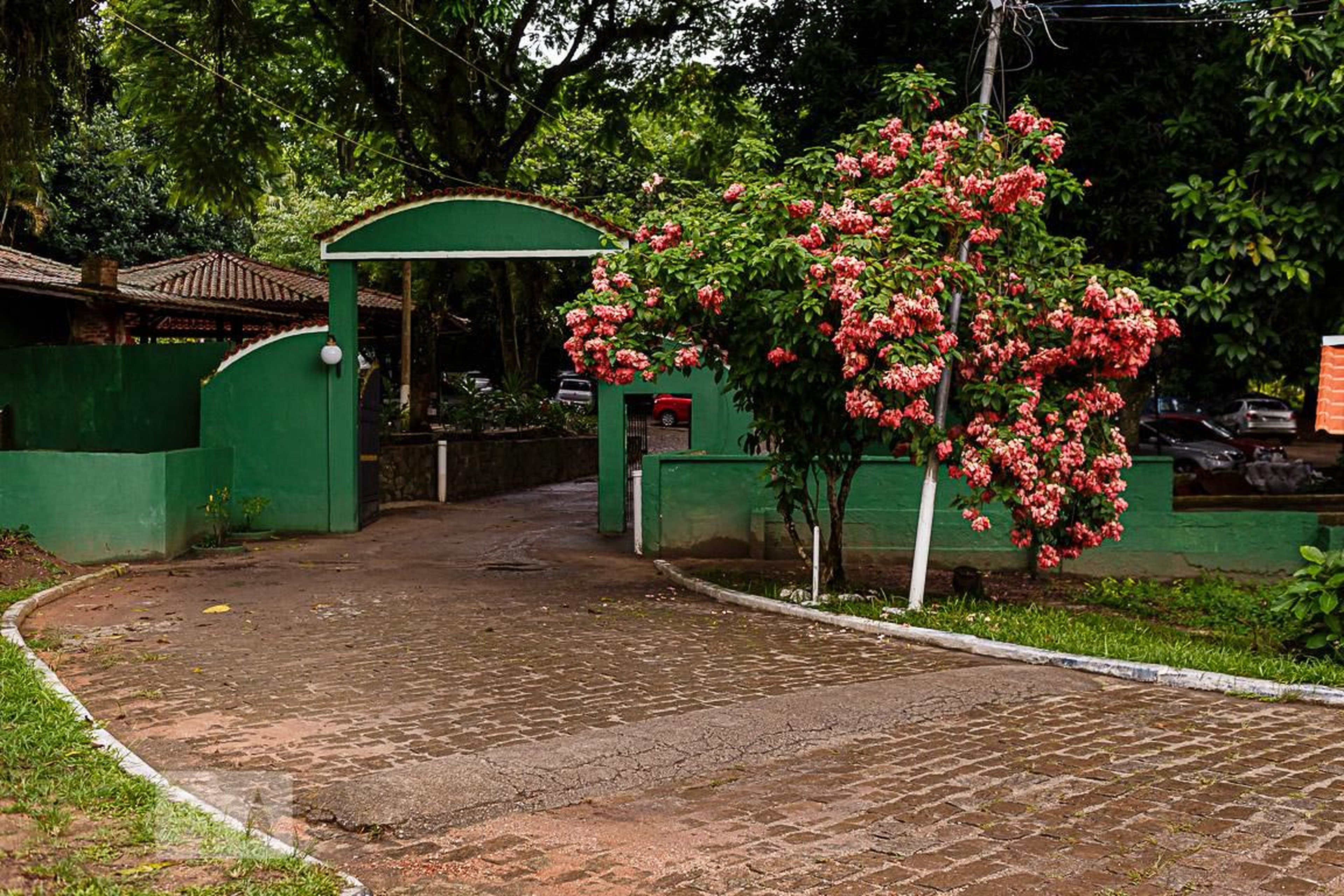Fachada do Condomínio Condomínio em Estrada Mucuiba, 891