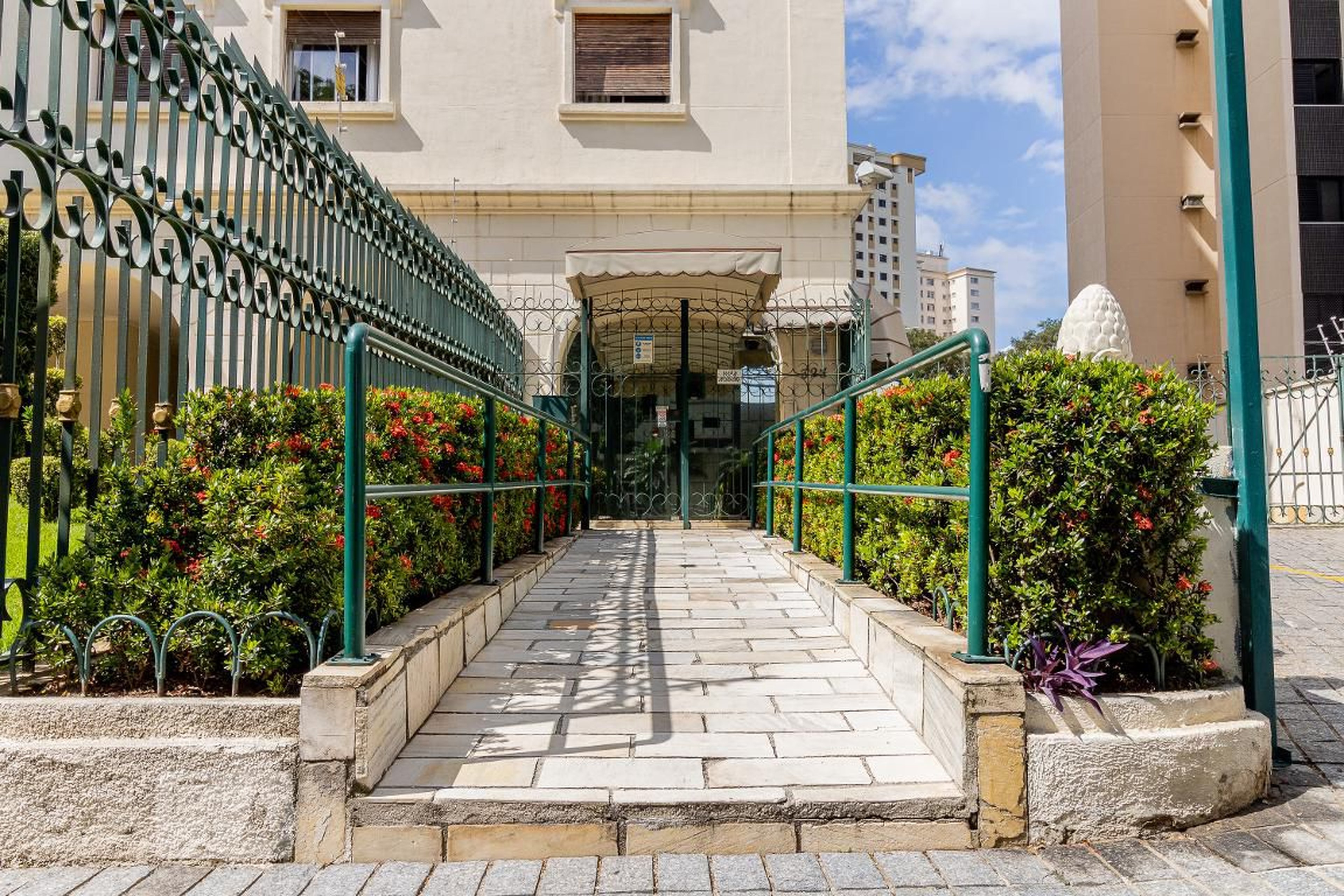 Entrada do Prédio - Solar dos Pinheiros