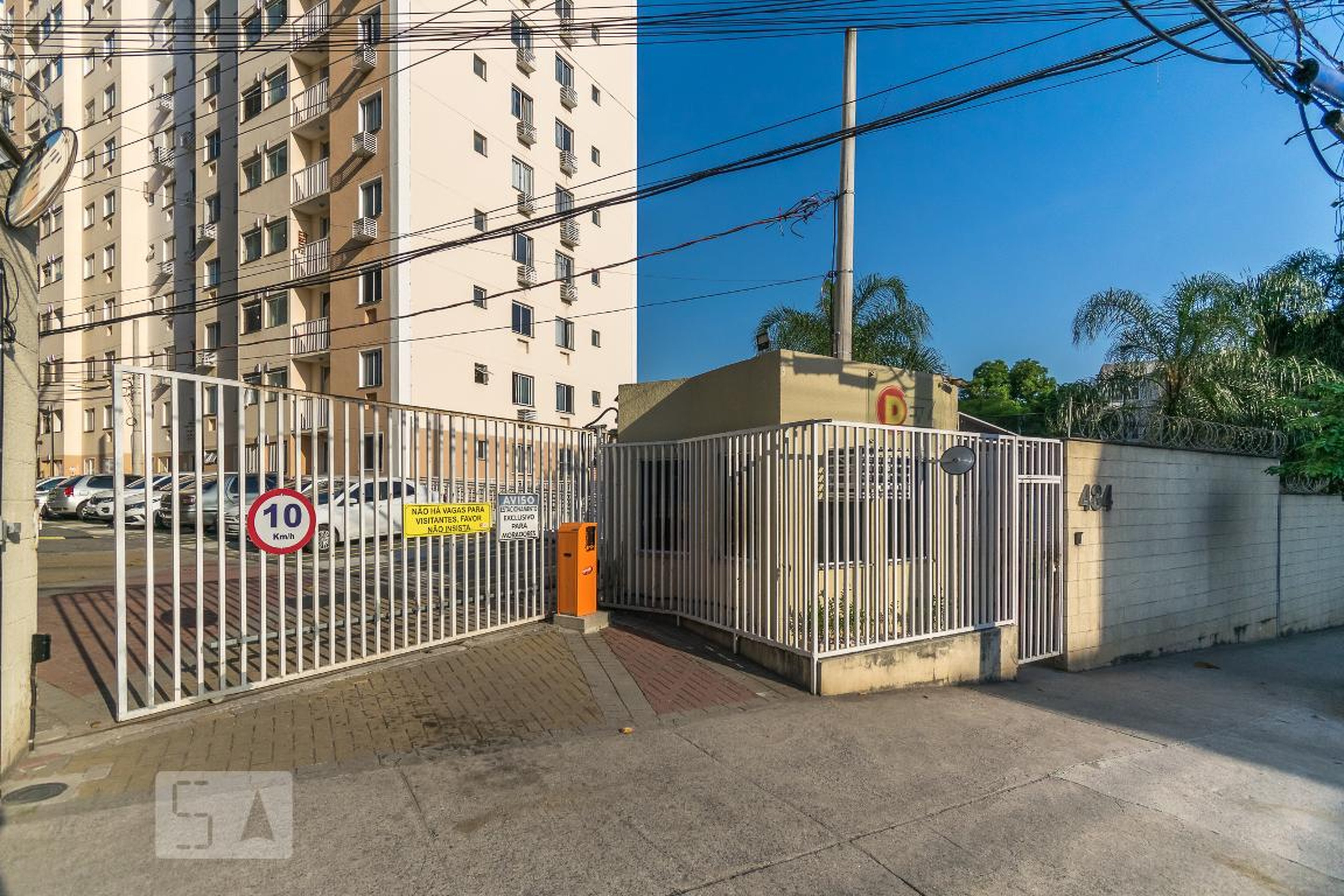 Fachada do Condomínio Condomínio Dez Rocha Miranda