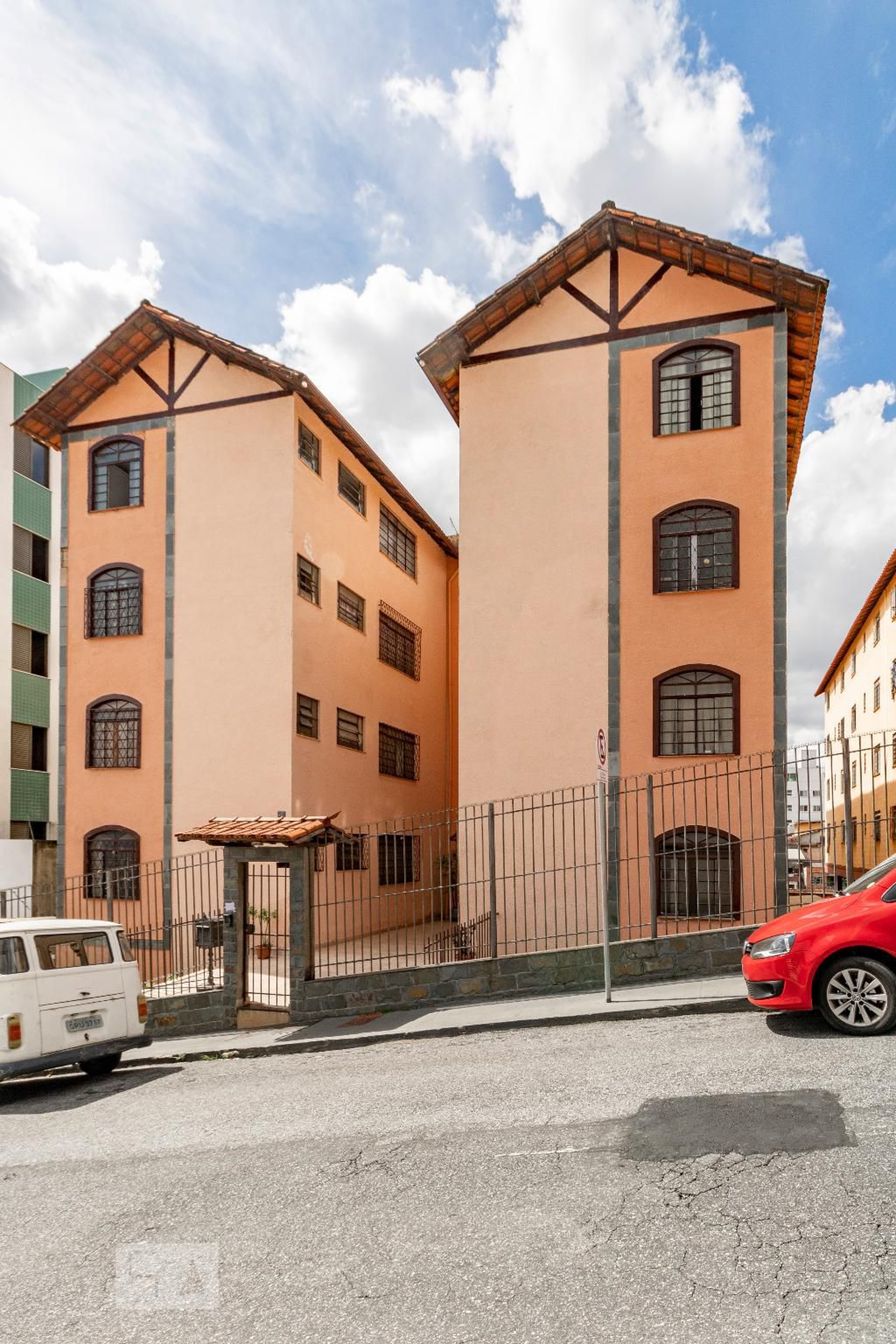 Fachada Condomínio em Rua Genoveva de Souza, 465