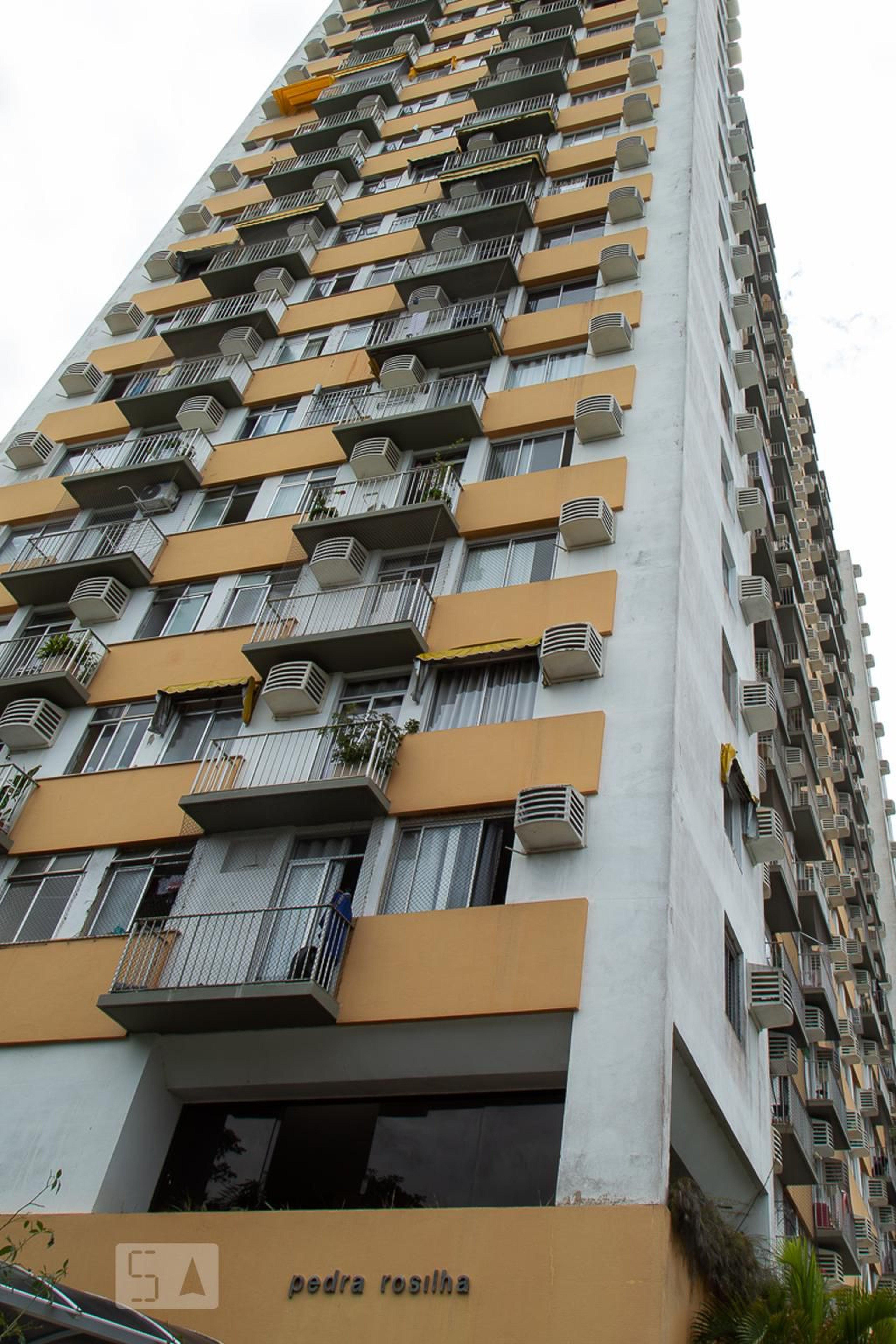 Fachada do Condomínio Edifício Pedra Rosilha