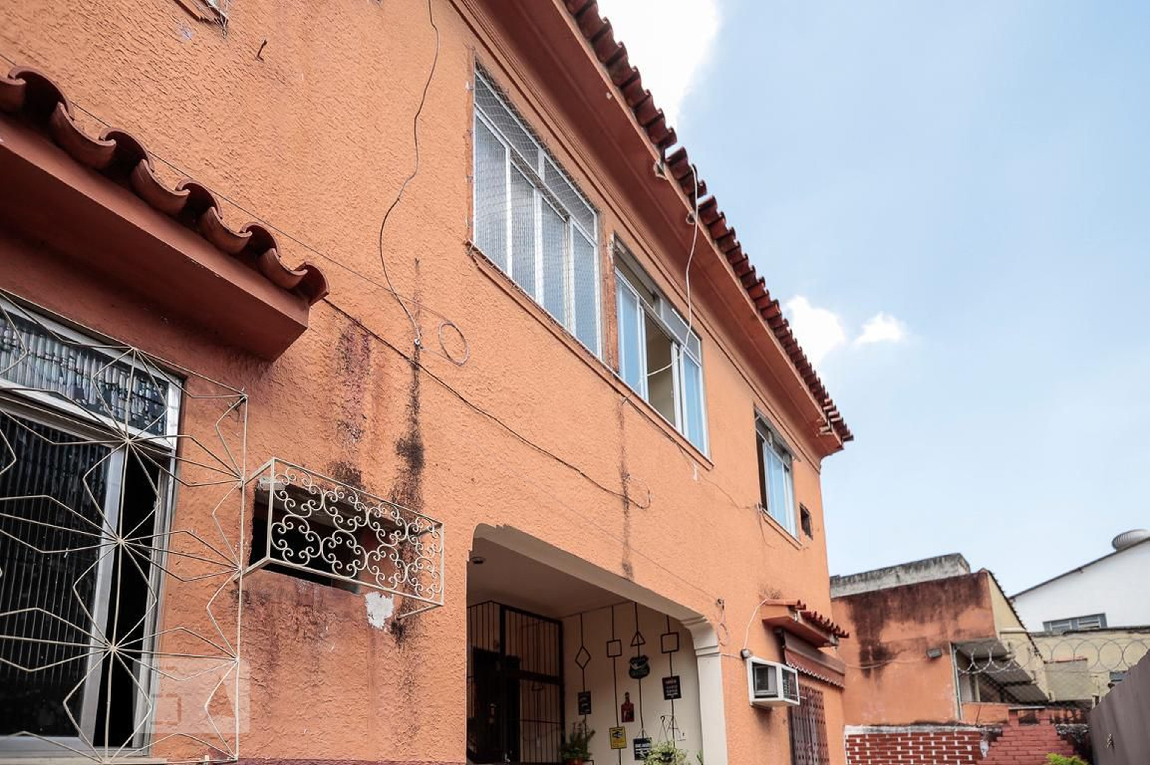 Fachada Condomínio em Rua Magalhães Castro, 47