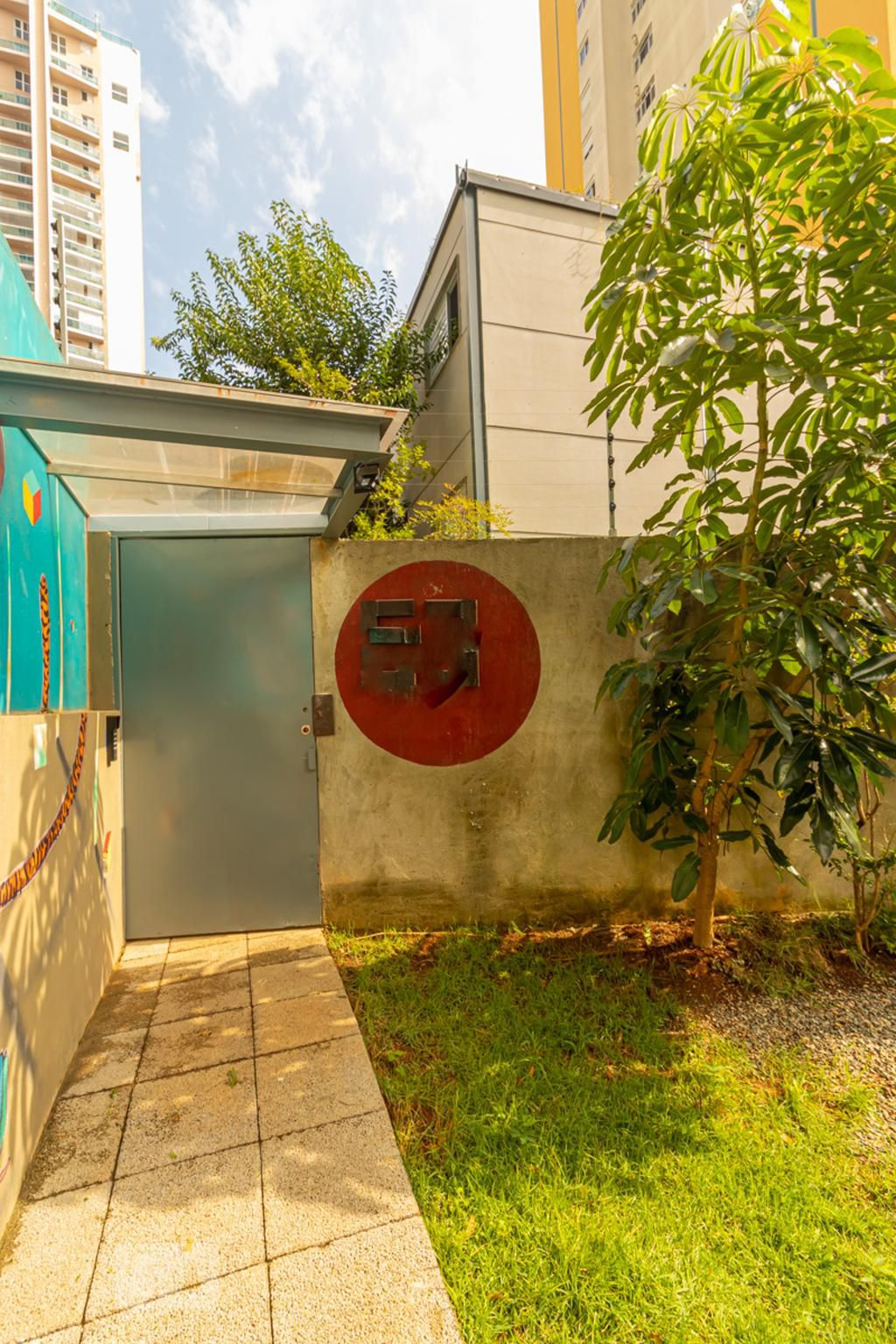 Fachada Condomínio em Rua Leite Ferraz, 63