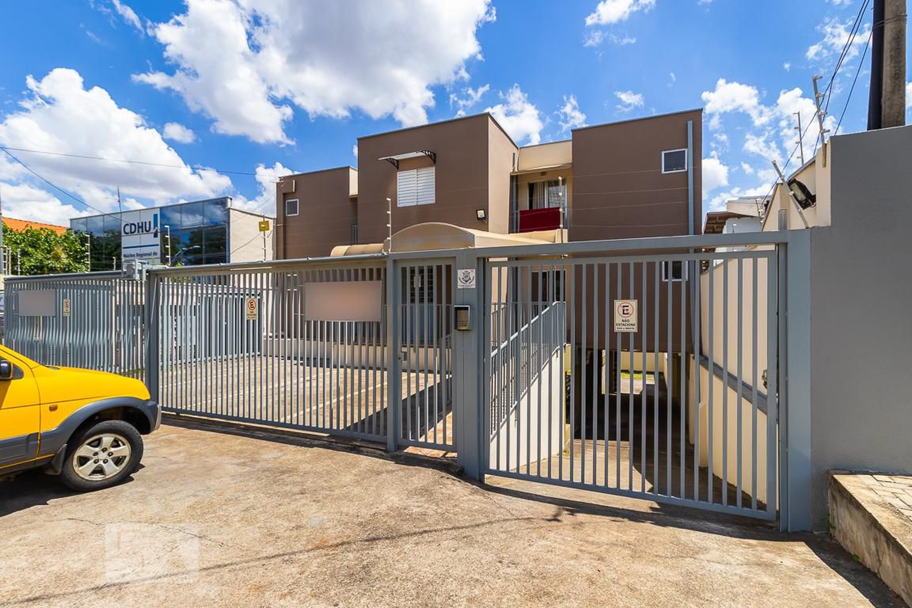 Fachada Condomínio em Avenida Professora Ana Maria Silvestre Adade, 513