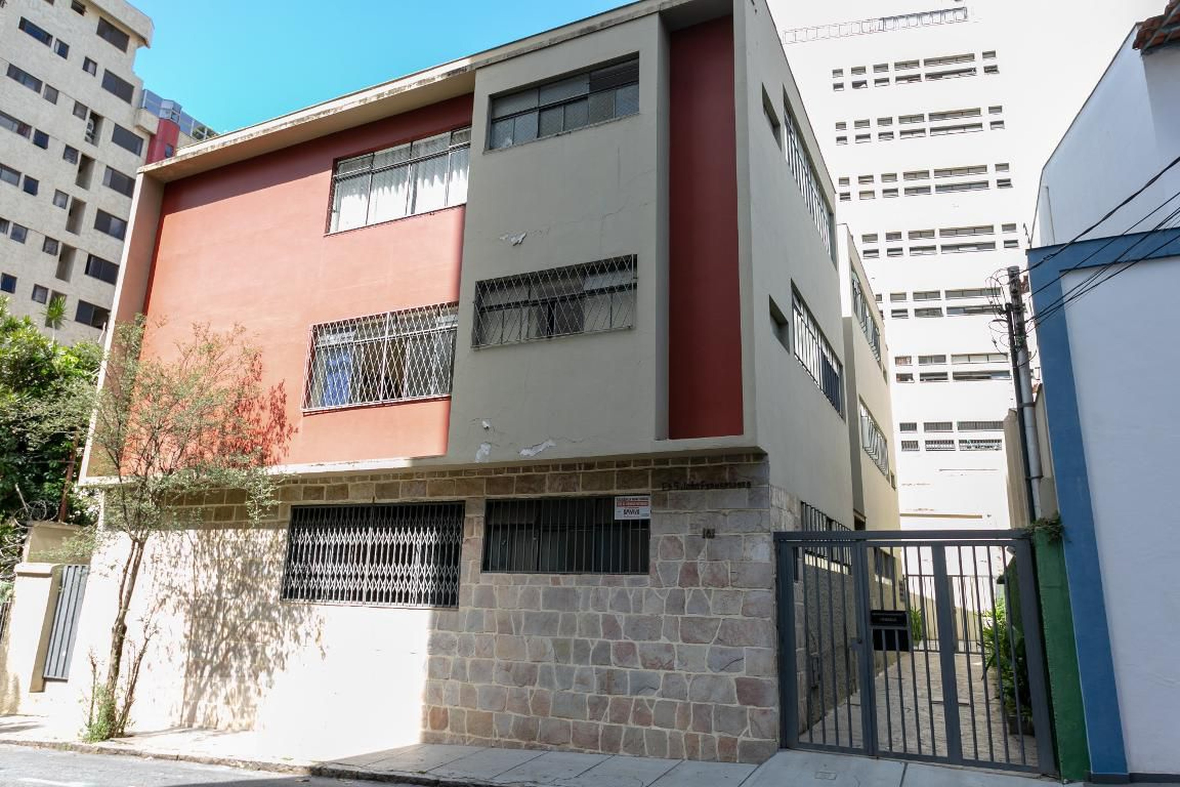 Fachada Condomínio em R. Dona Salvadora, 101