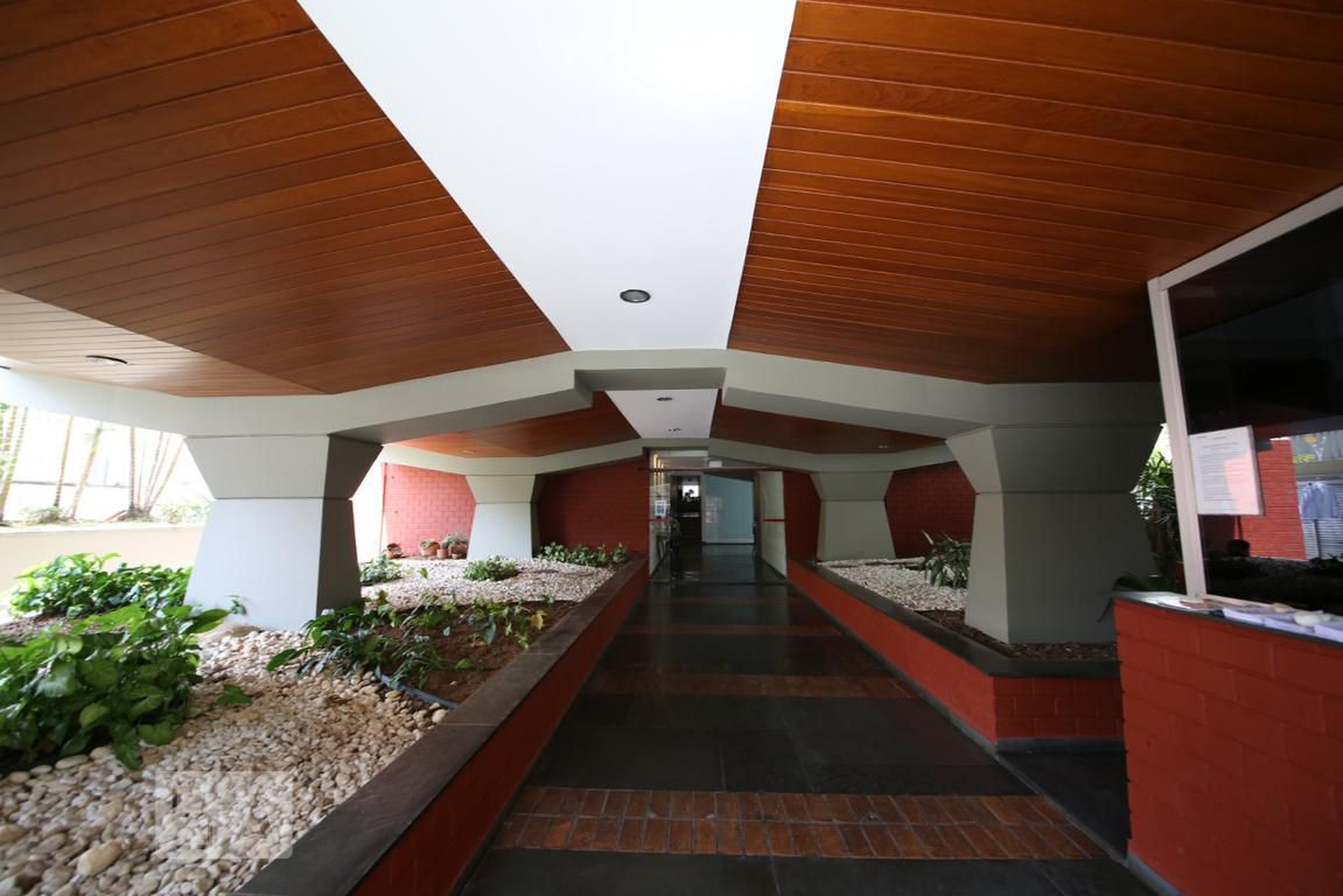 Entrada Condomínio em Rua Barão do Triunfo, 312