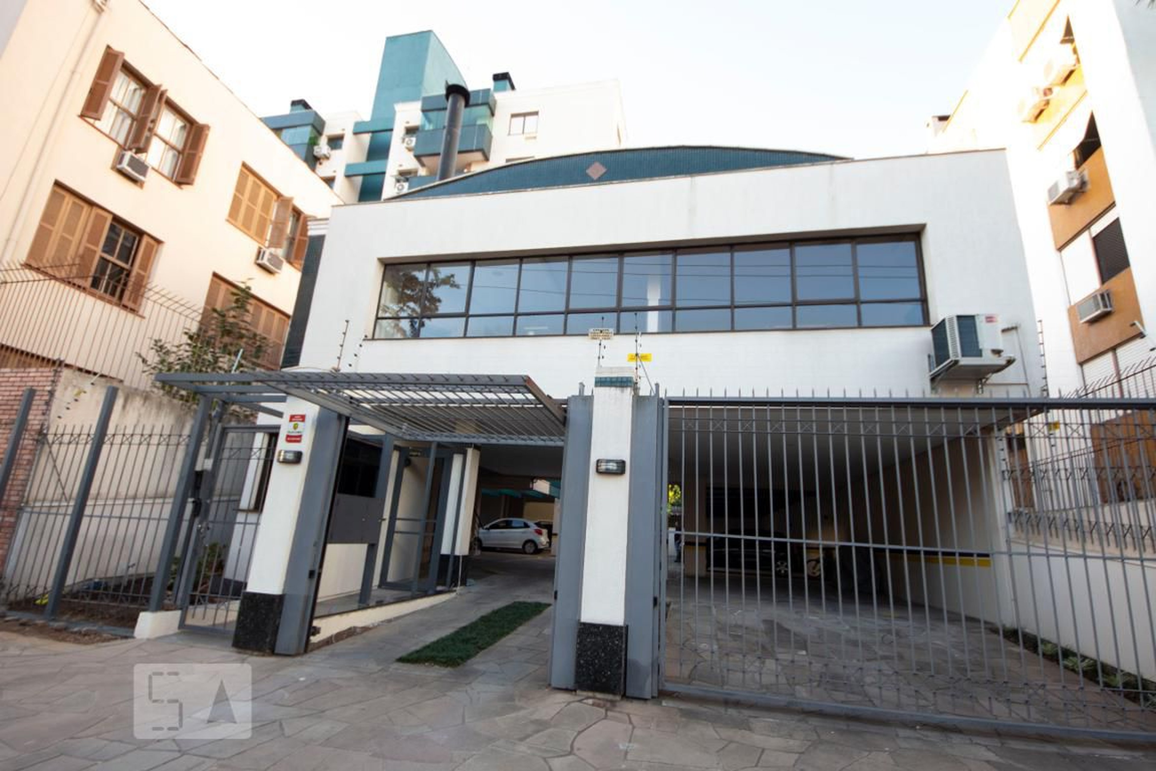 Fachada do Condomínio Edifício Puerto Felipe