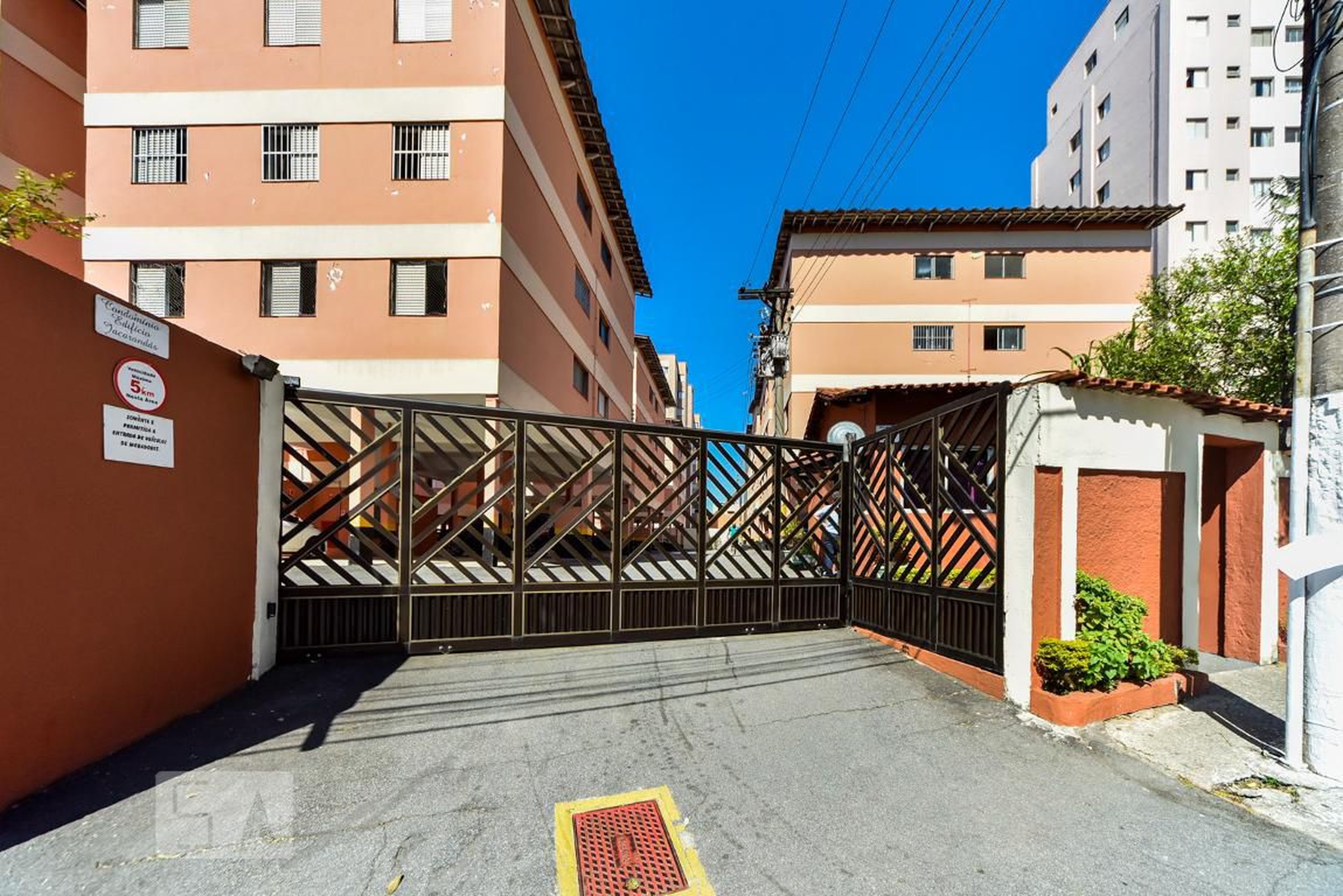 Fachada do Condomínio Edifício Jacarandas