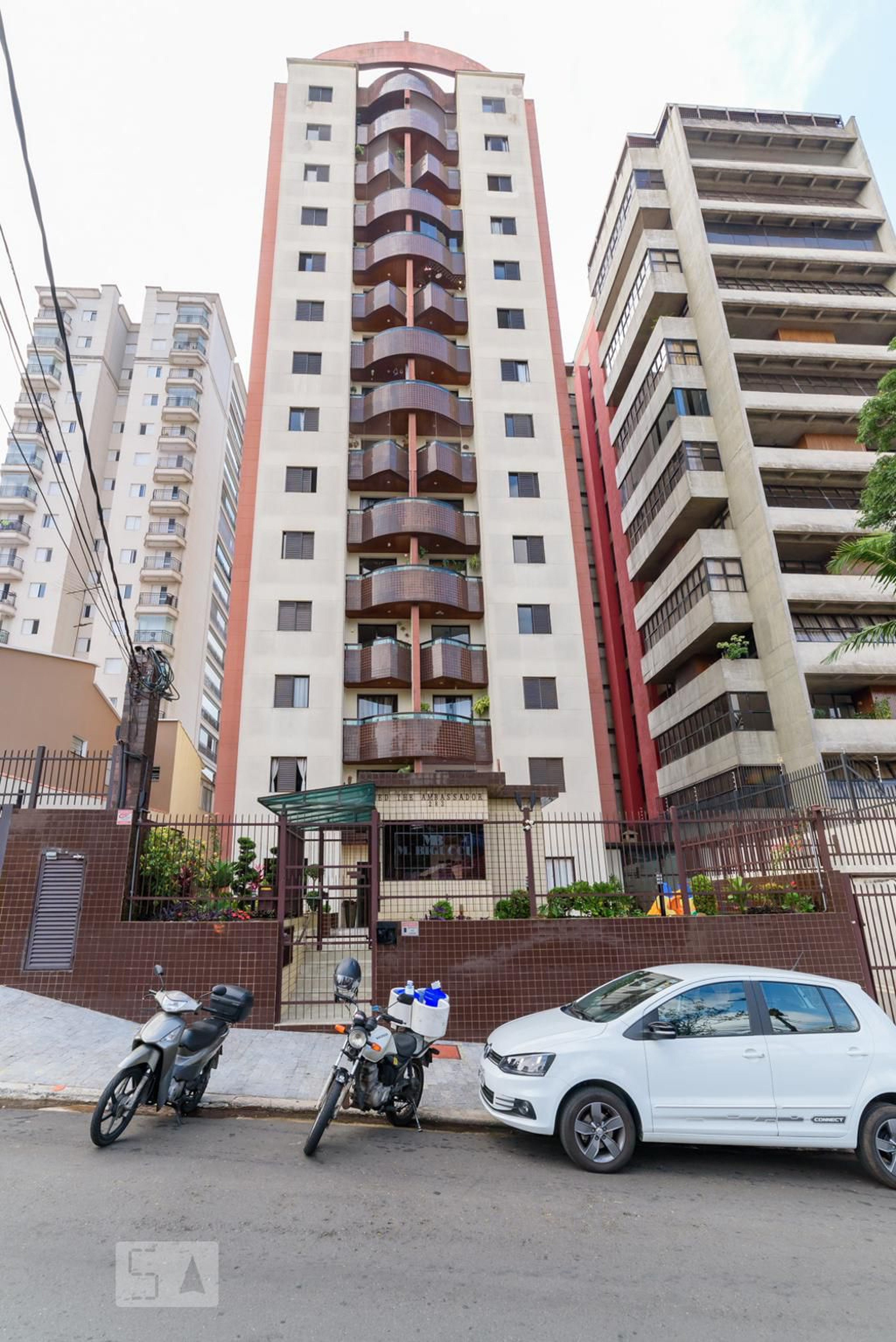 Fachada do Condomínio Condomínio The Ambasador