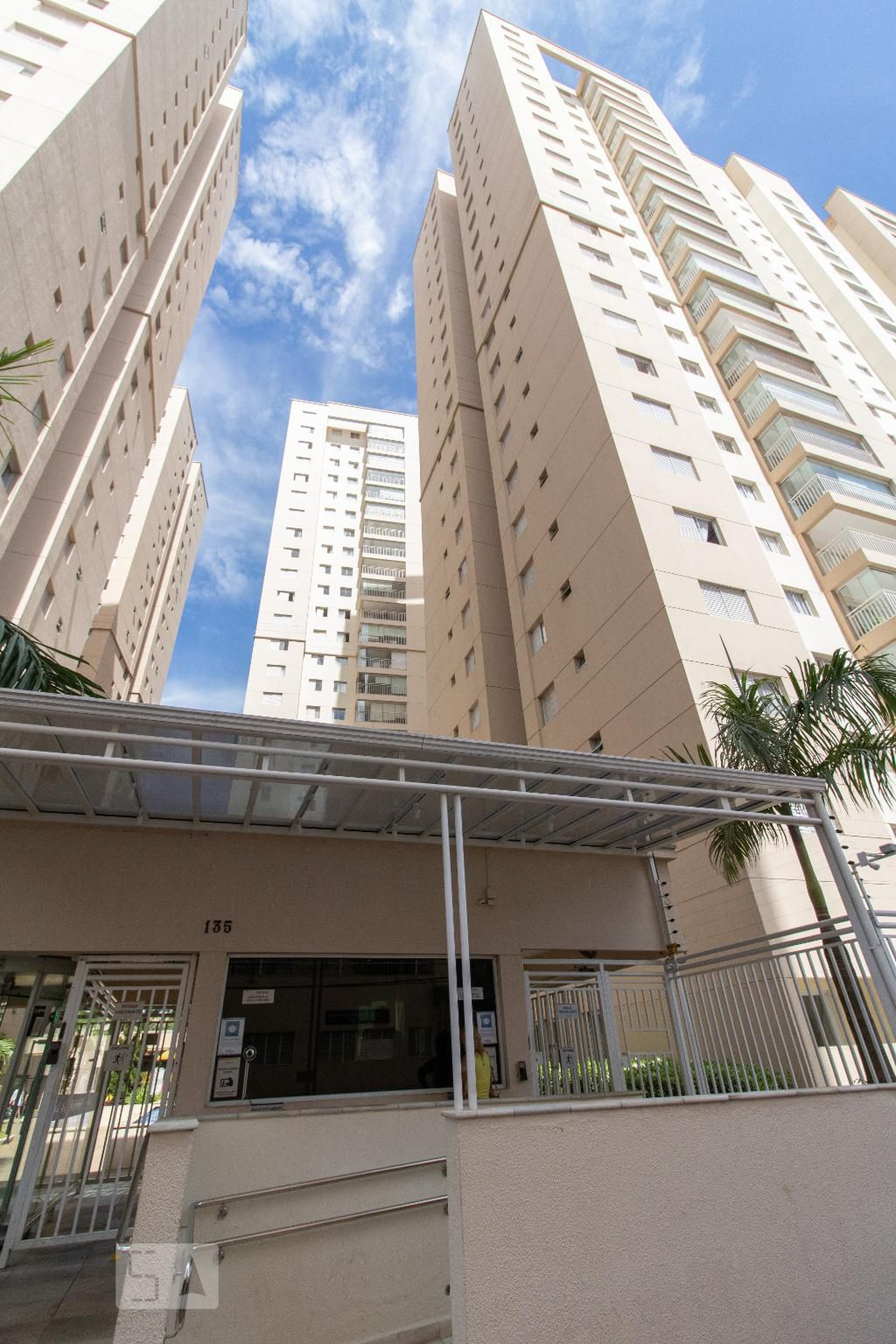 Fachada Condomínio em Rua Antônio Carlos Gomes, 136