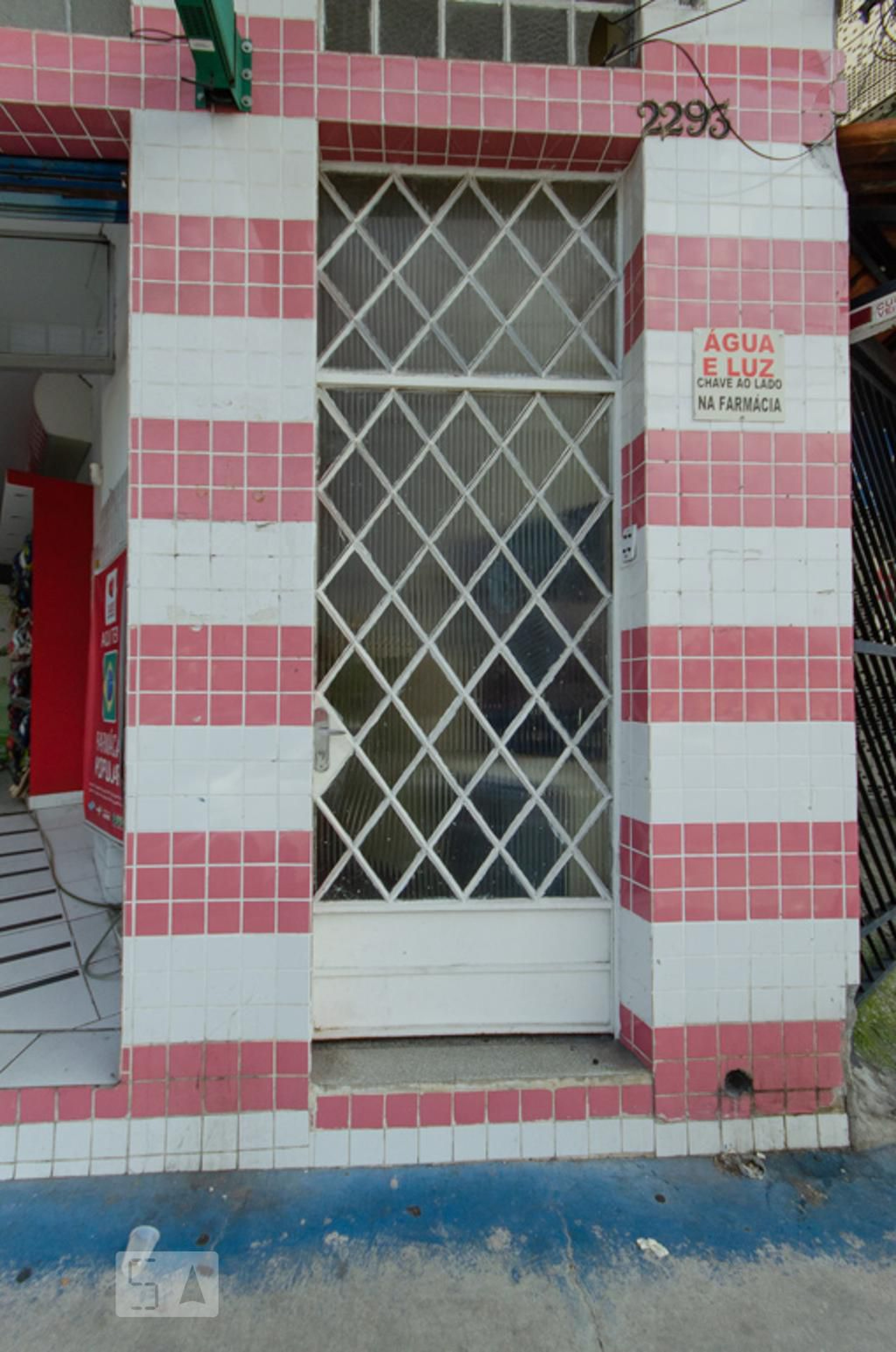 Fachada Condomínio Chaves Na Farmácia Embaixo do Imóvel No Caixa