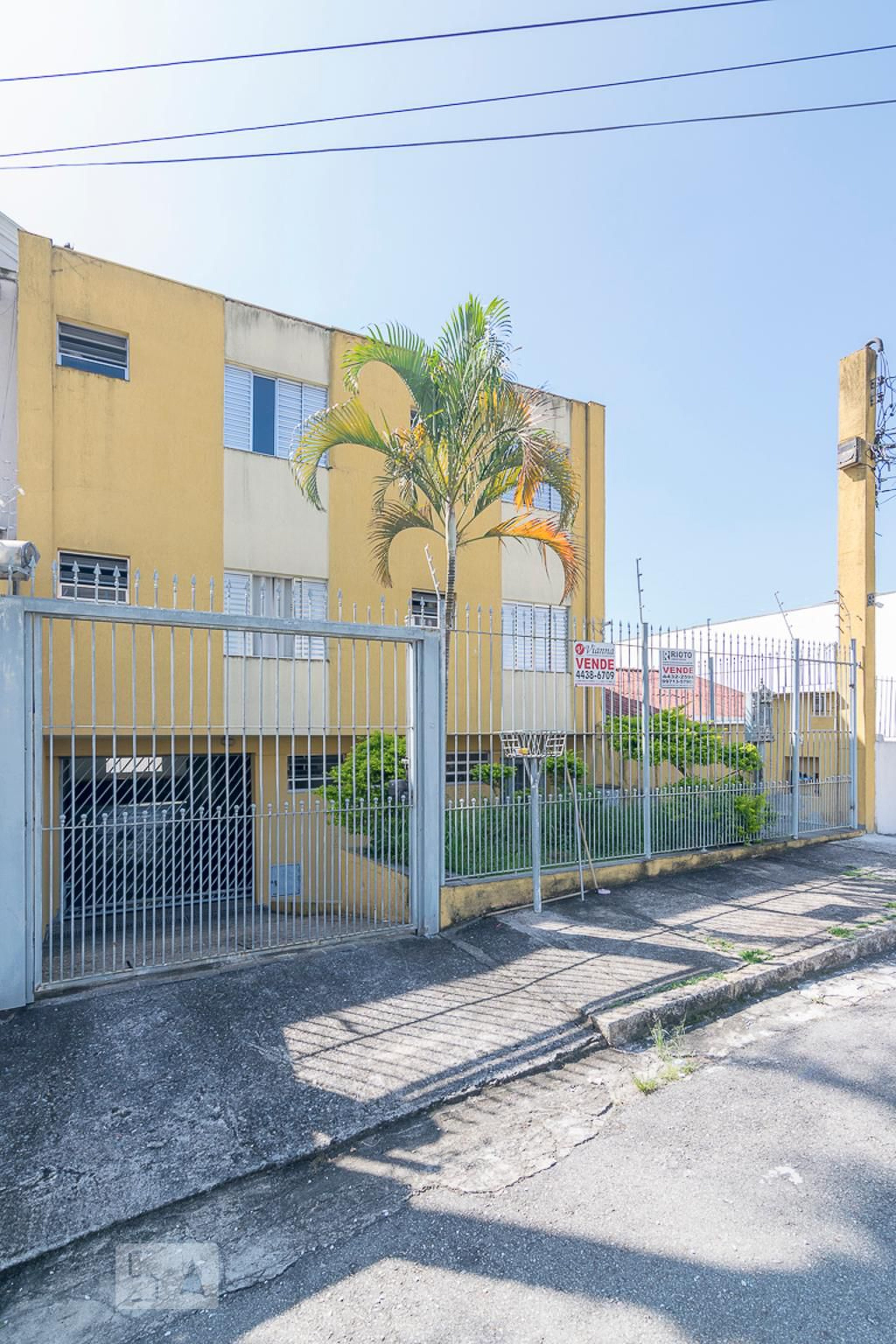 Fachada Condomínio em Rua Gonzaga Franco, 98