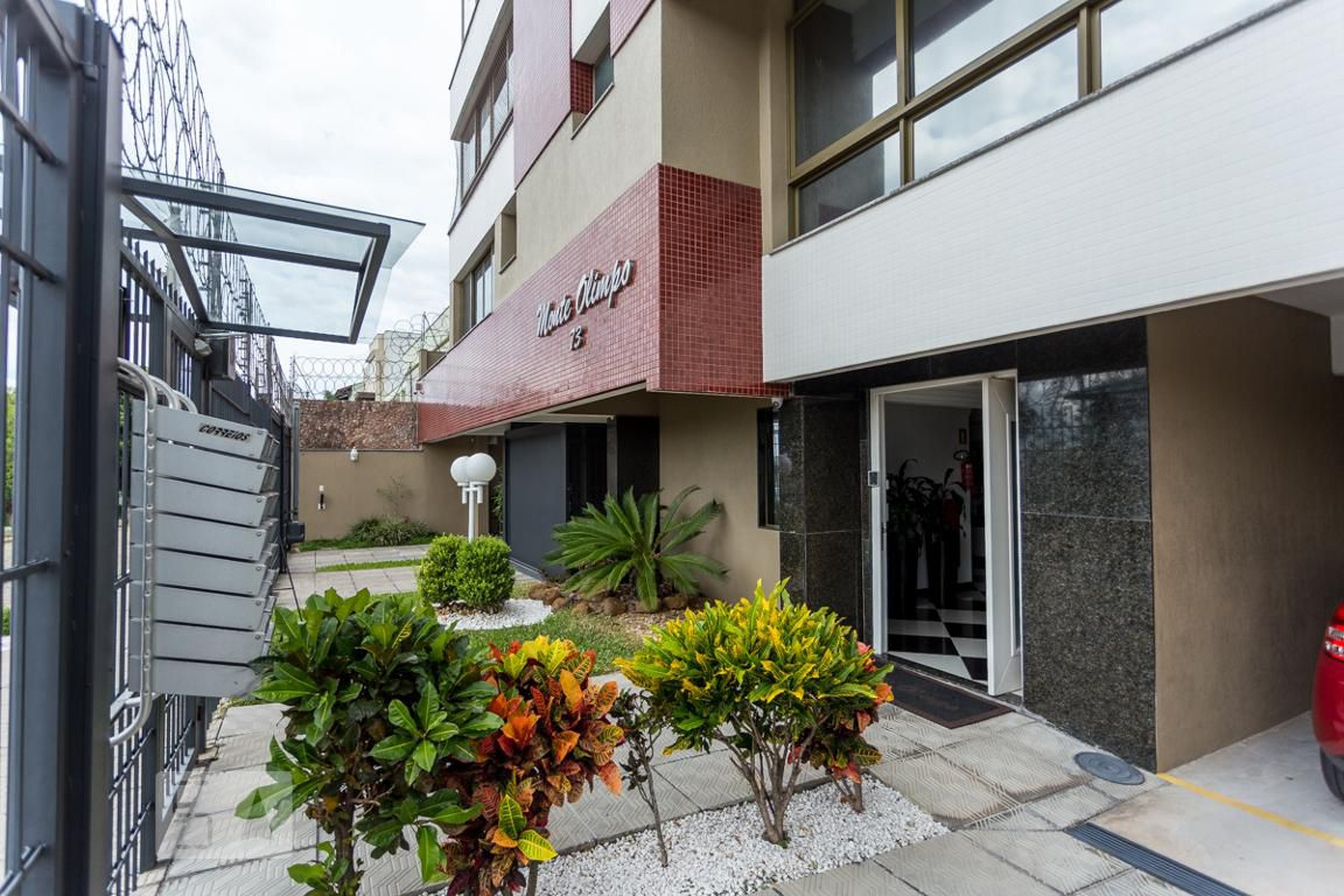 Fachada Condomínio em Rua Catão Coelho, 73