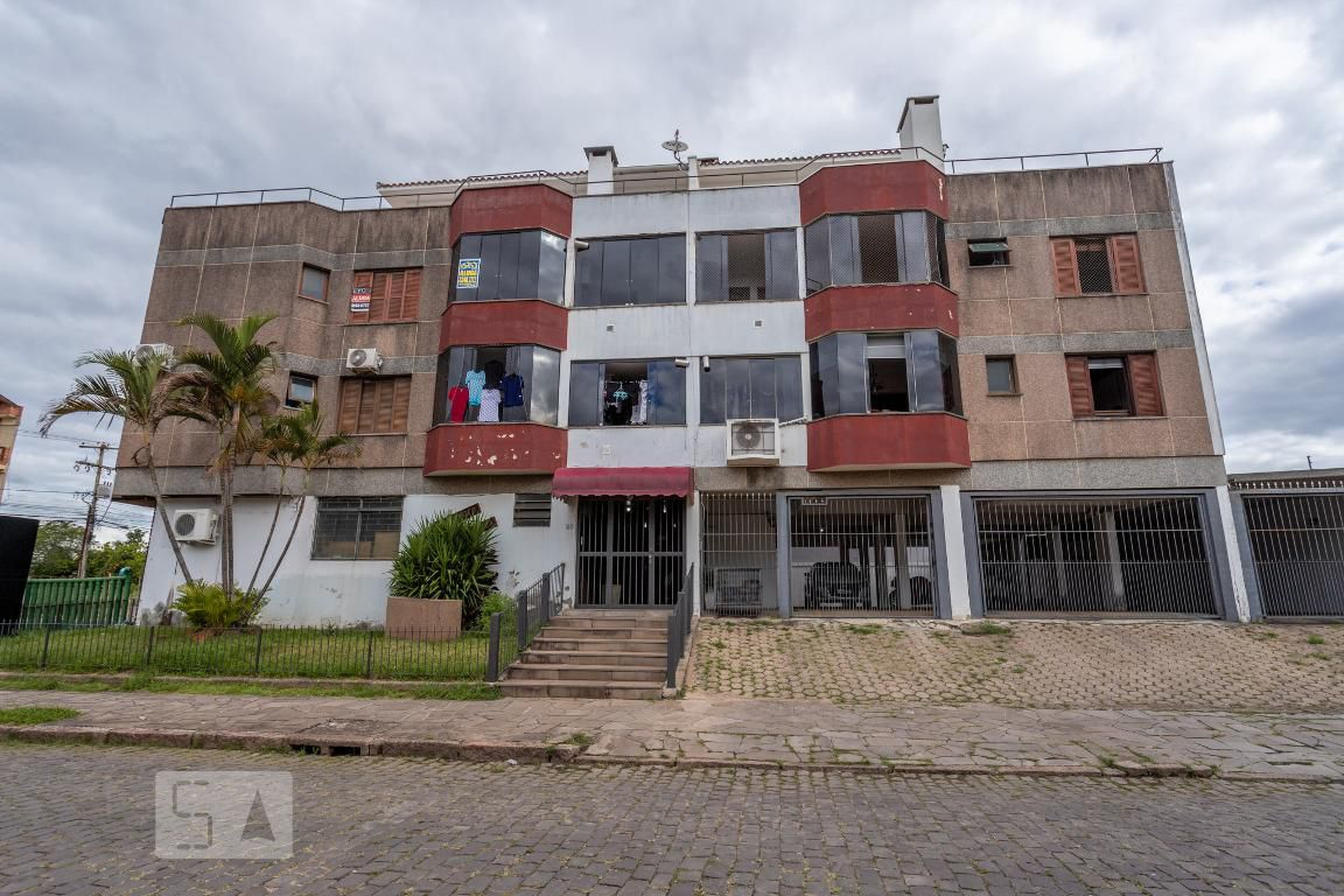 Fachada Condomínio em Rua Henrique Lopes dos Santos, 20