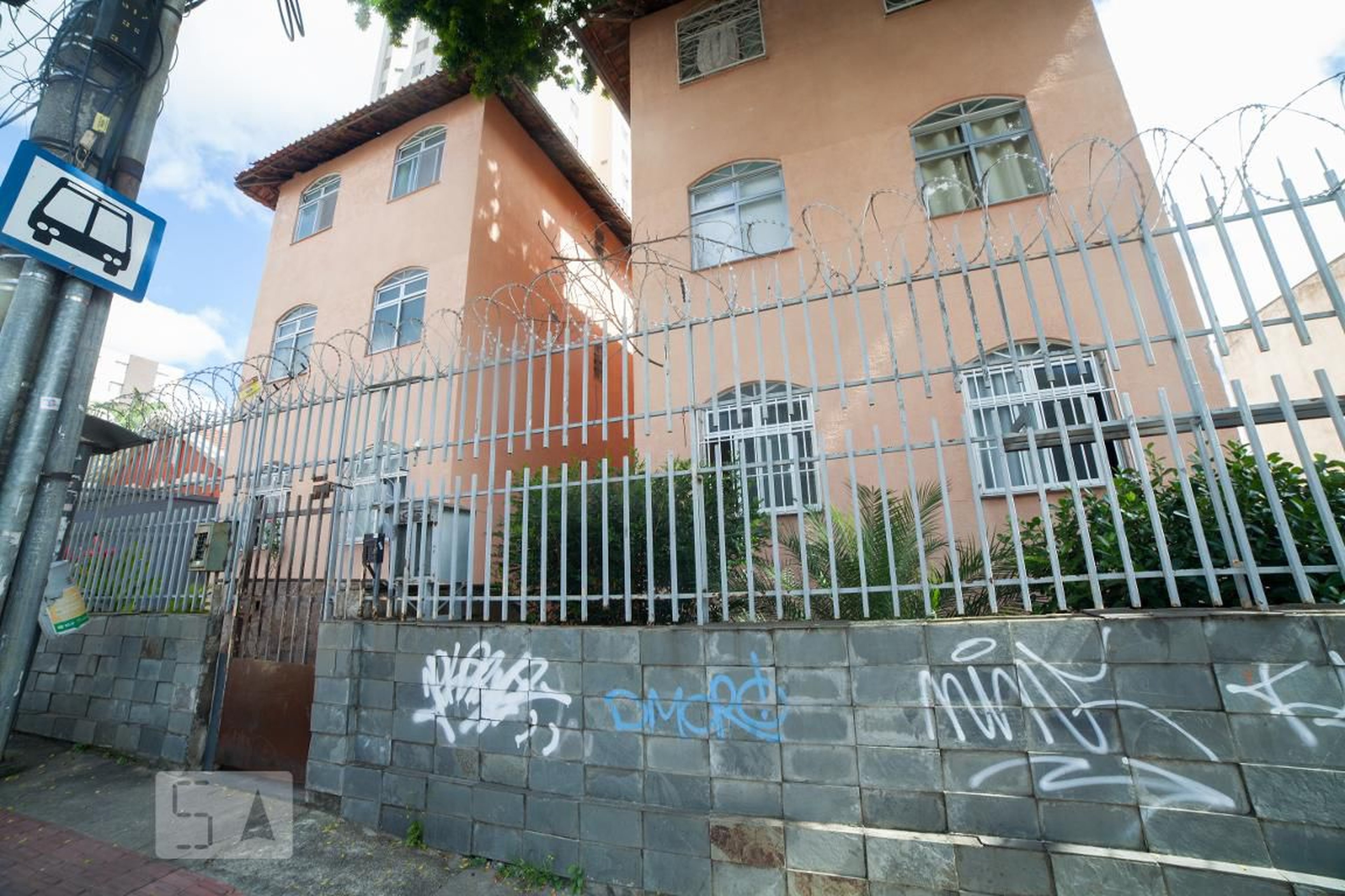 Fachada Condomínio em Rua Hermilo Alves, 397