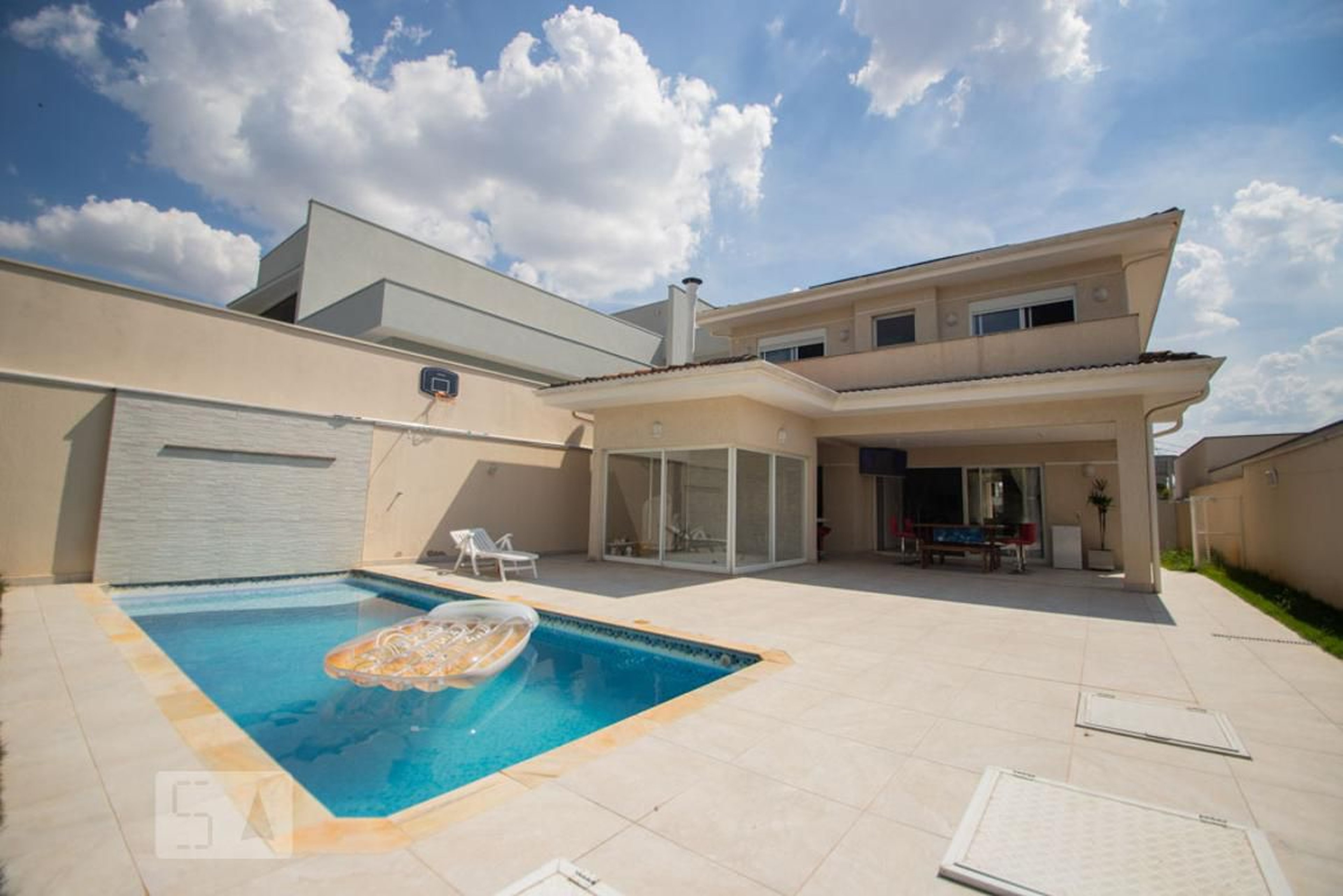 Fachada Condomínio em Rua Nylda Izabel Costa, 44