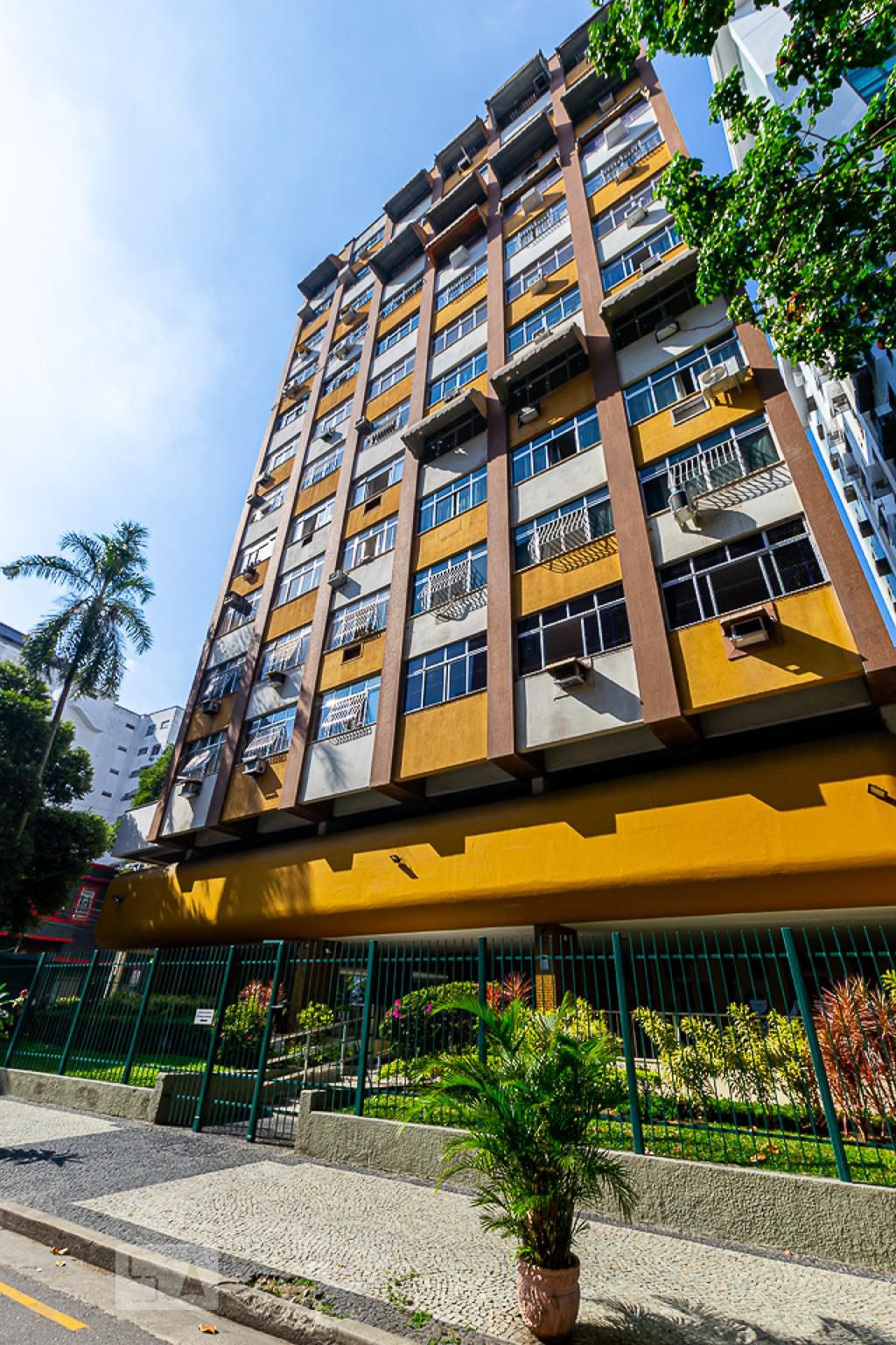 Fachada Condomínio em Rua Professor Miguel Couto, 478