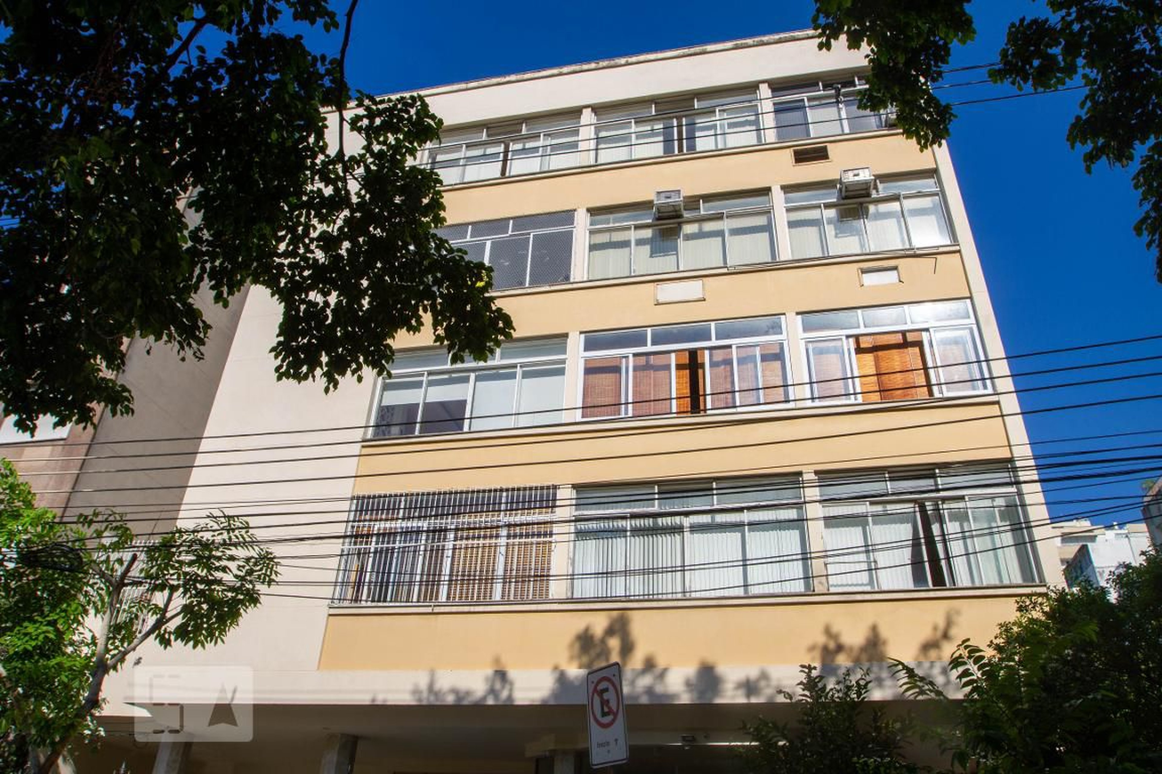 Fachada Condomínio em Rua Custódio Serrão, 3