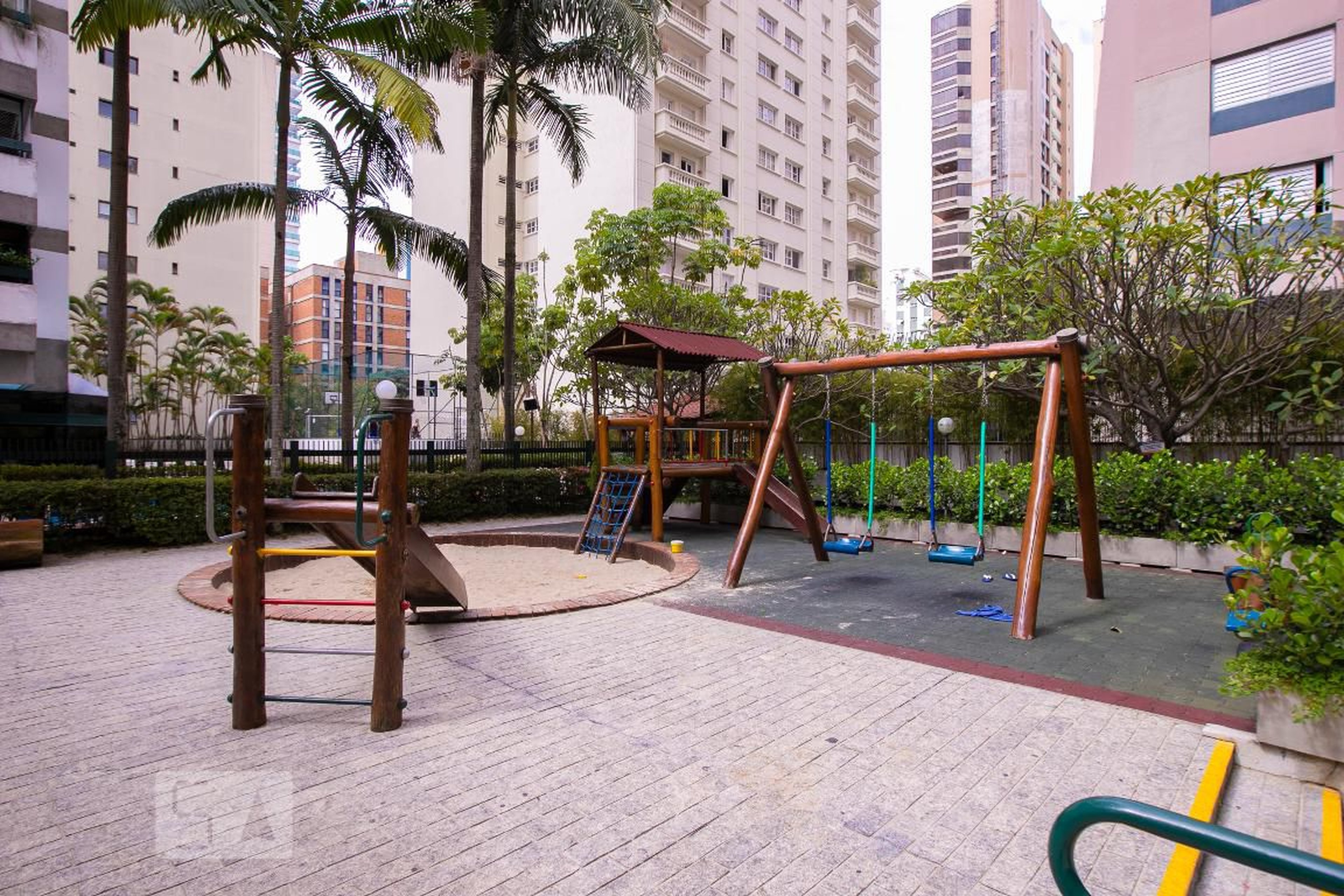 Playground - Avis Rara